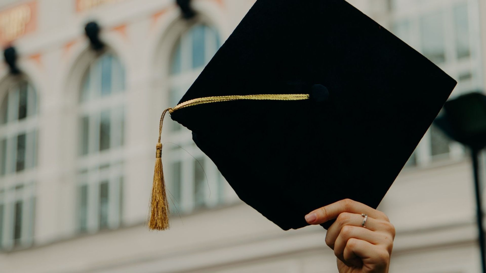 La minute insolite : cette grand-mère obtient son diplôme à 90 ans - RTBF  Actus