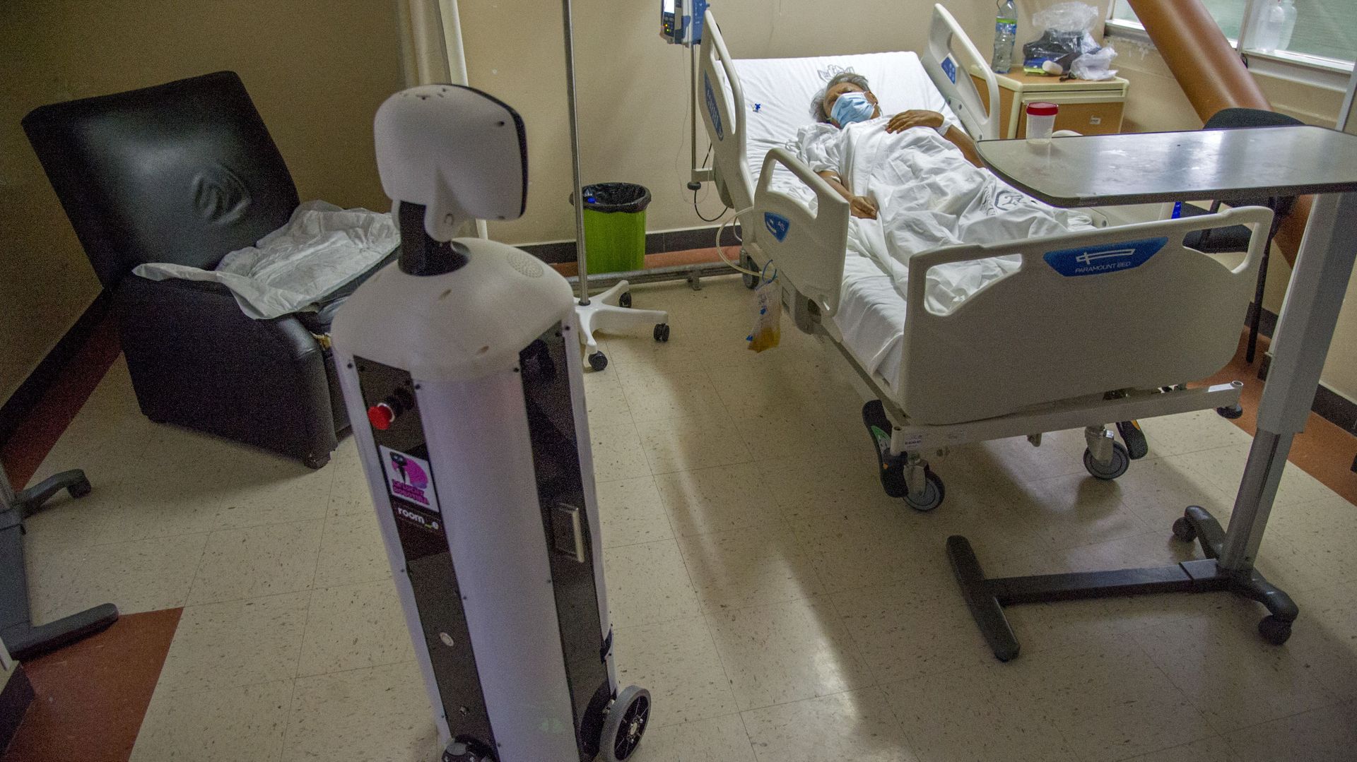 Le robot a été intégré à l'hôpital en juillet en tant que "co-thérapeute" dans le service qui traite les malades du Covid-19.