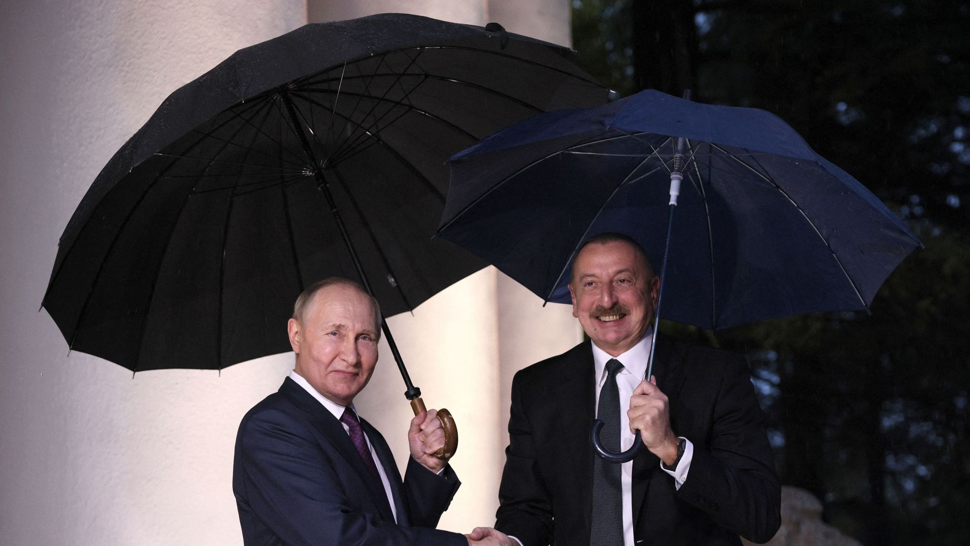 Le président russe Vladimir Poutine accueille le président azéri Ilham Aliyev pour des discussions avant une réunion du président russe avec les dirigeants de l’Arménie et de l’Azerbaïdjan dans la station balnéaire de la mer Noire de Sochi, le 31 octobre.