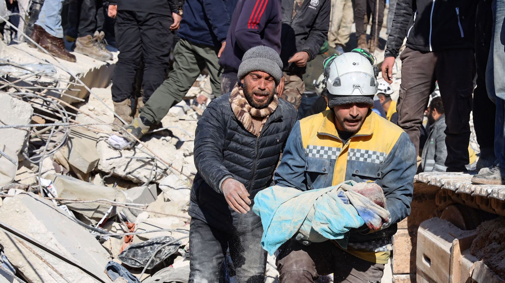 Les casques blancs lors d'opérations de secours à Harim en Syrie, le 8 février 2023
