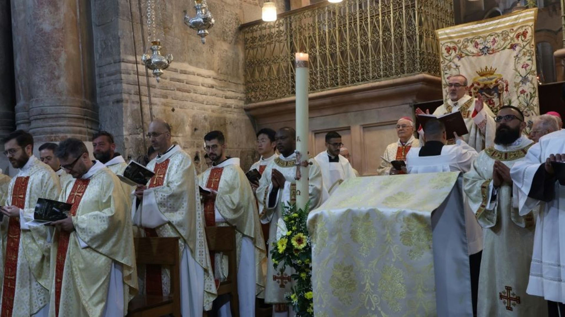 Le Patriarche latin de Jérusalem Pierbattista Pizzaballa (c) célèbre la messe de Pâques à l’église du Saint-Sépulcre, le 9 avril 2023 à Jérusalem.