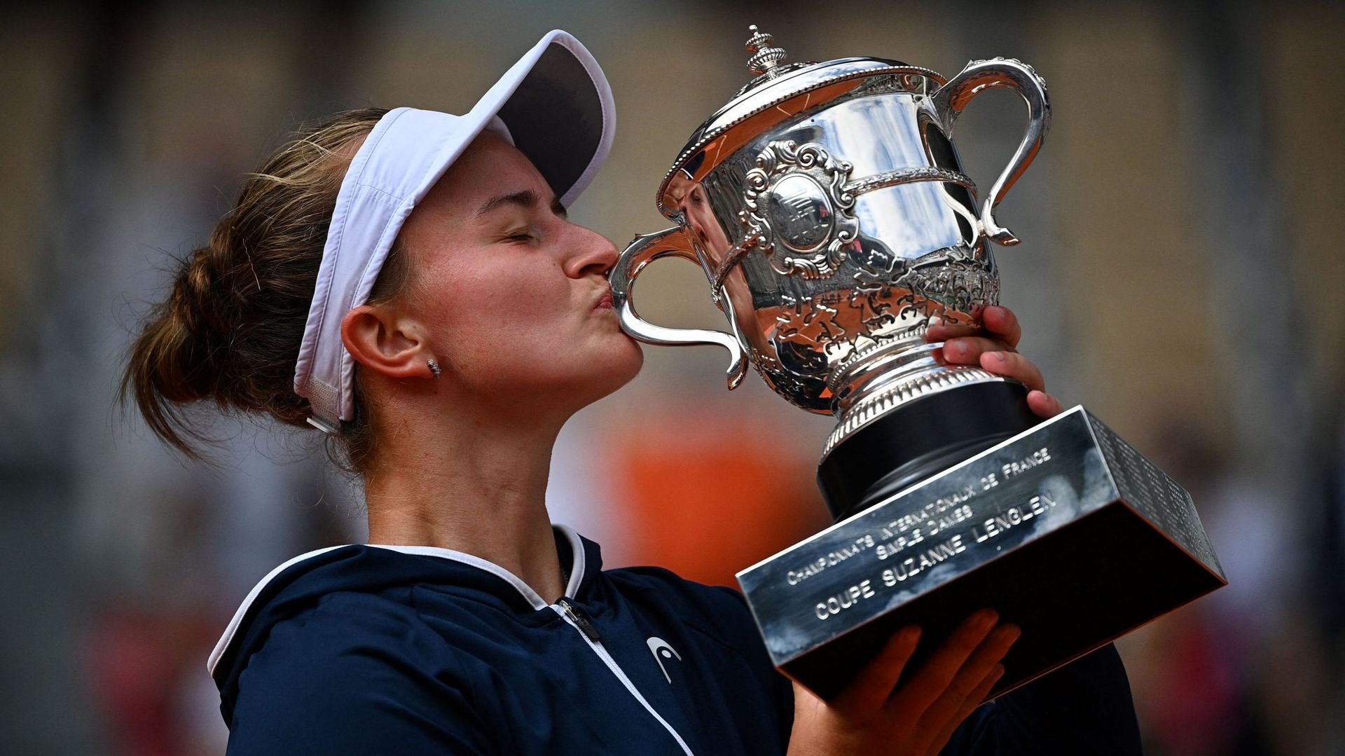 La gagnante de Roland-Garros embrasse son trophée