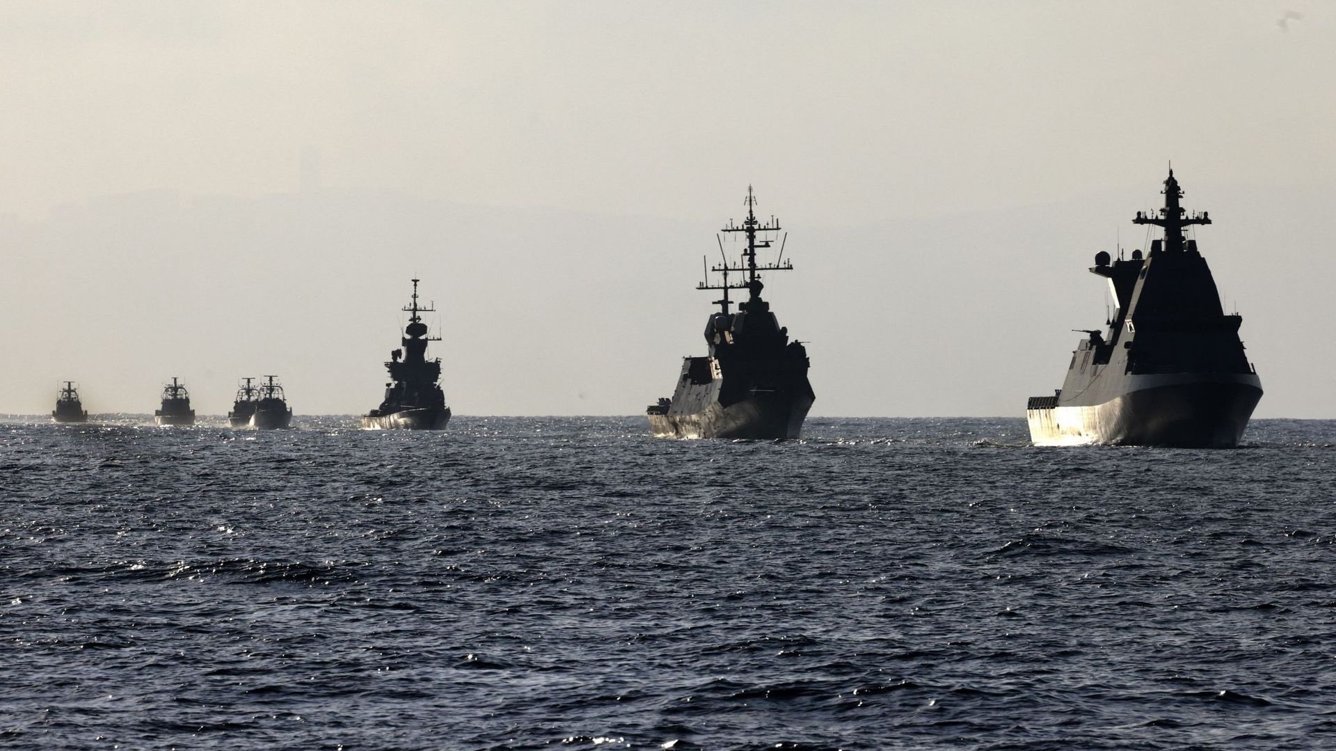 Une flottille de navires de la marine israélienne navigue lors d'une cérémonie d'accueil du navire de guerre Atzmaut, une corvette Saar 6, après son arrivée d'Allemagne, le 10 août 2021, en mer Méditerranée, à quelque 40 kilomètres des côtes israéliennes.