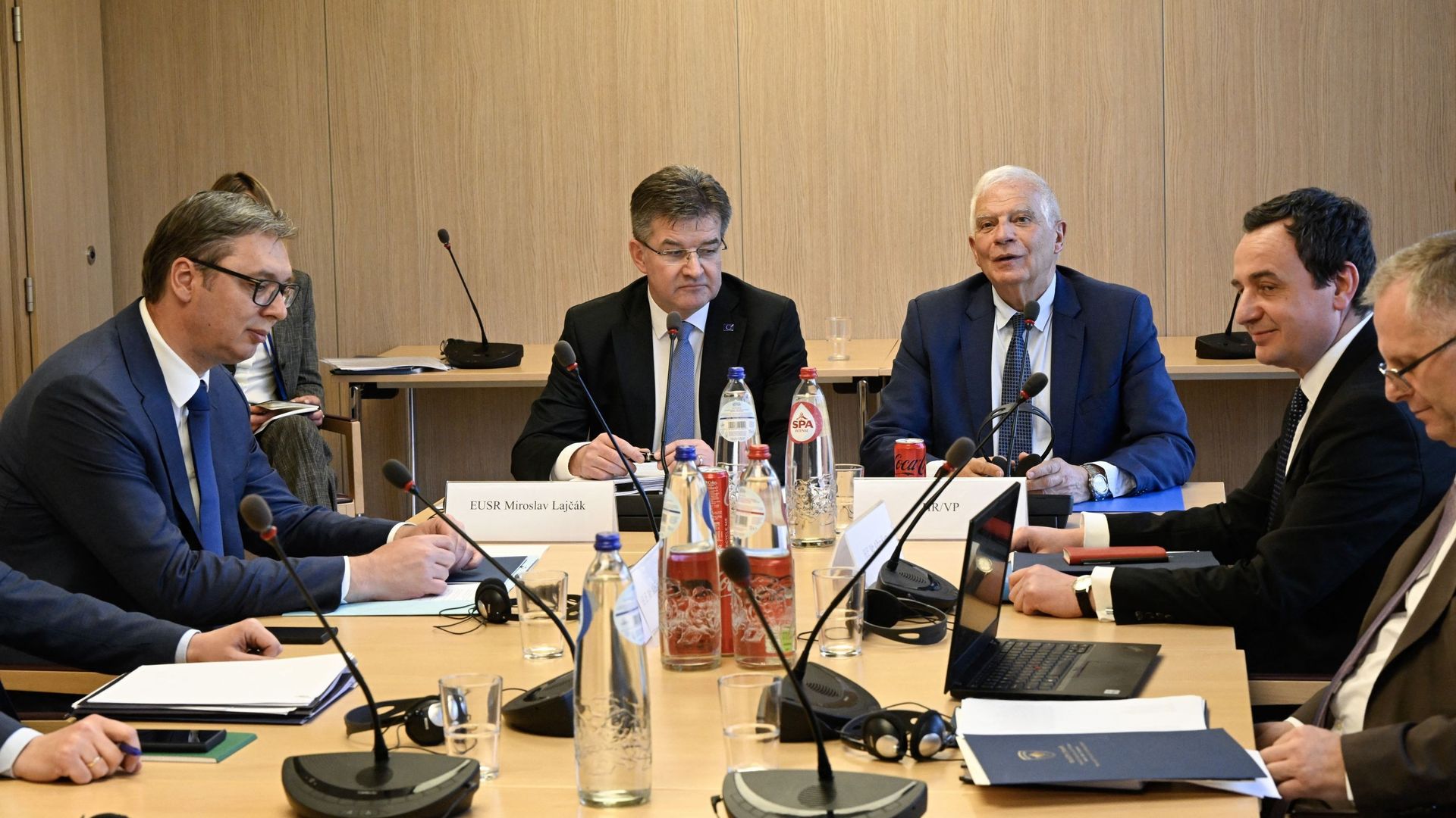 Josep Borrell, le chef de la diplomatie européenne et Miroslav Lacjak, l’envoyé spécial de l’UE pour le dialogue entre Belgrade et Pristina participent aux négociations avec le président serbe Aleksander Vucic (à gauche) et le Premier ministre kosovar Alb