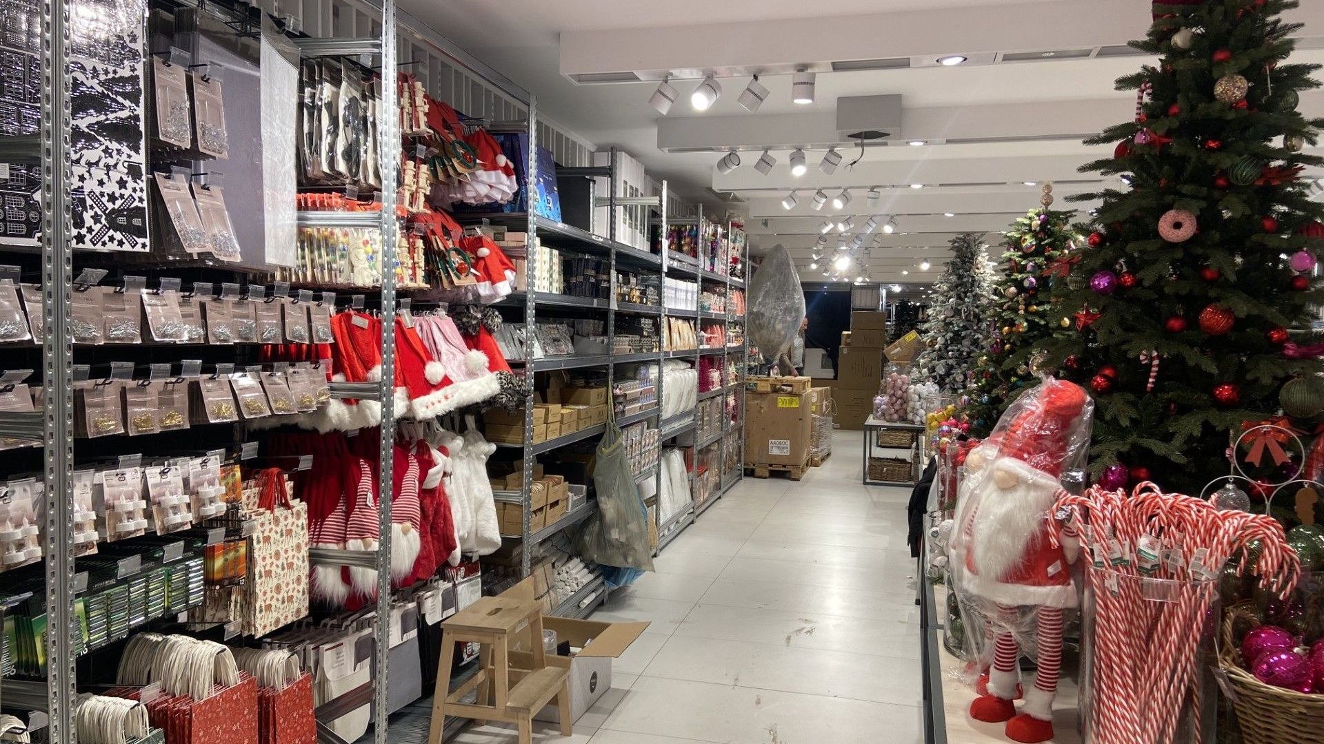 Sapins, guirlandes et décorations : Noël s'invite déjà dans les magasins liégeois