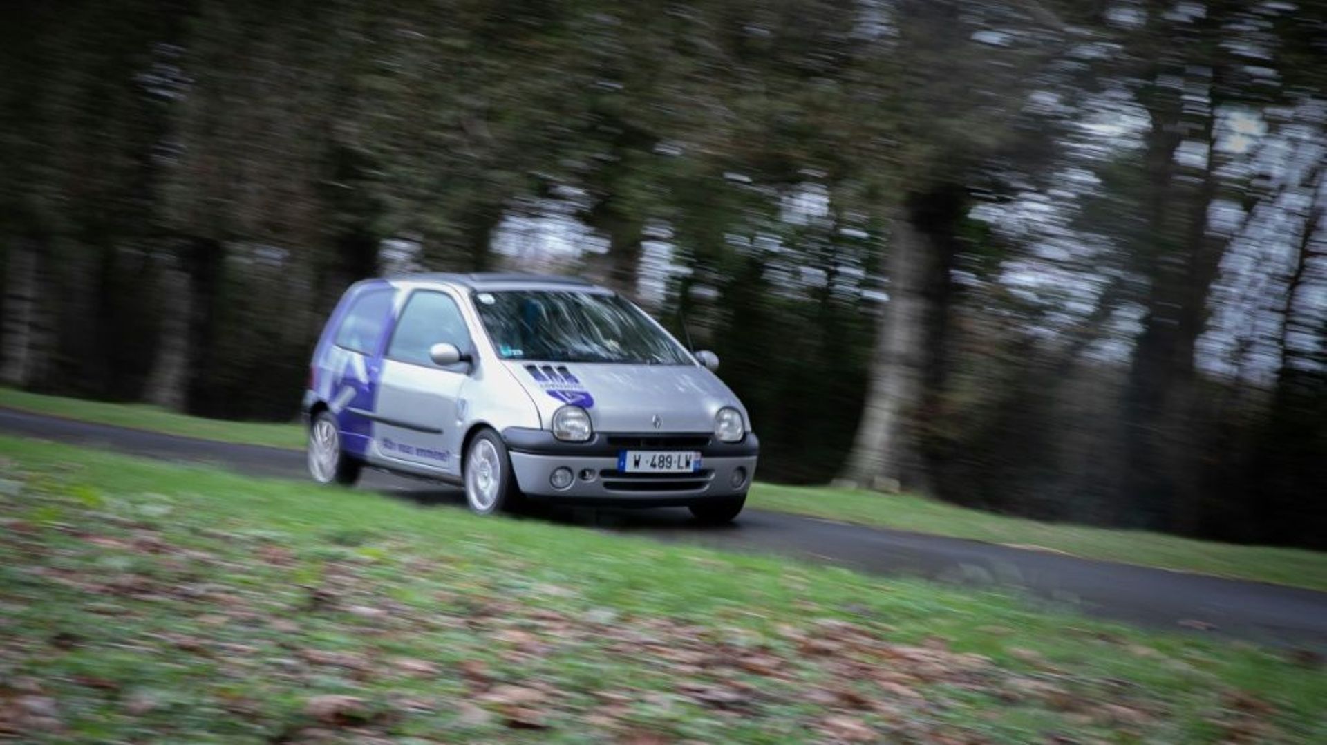 Une Renault Twingo, transformée en voiture électrique par la start-up Lormauto, roule sur une route de campagne, près de Lisieux, le 26 janvier 2023 dans le Calvados