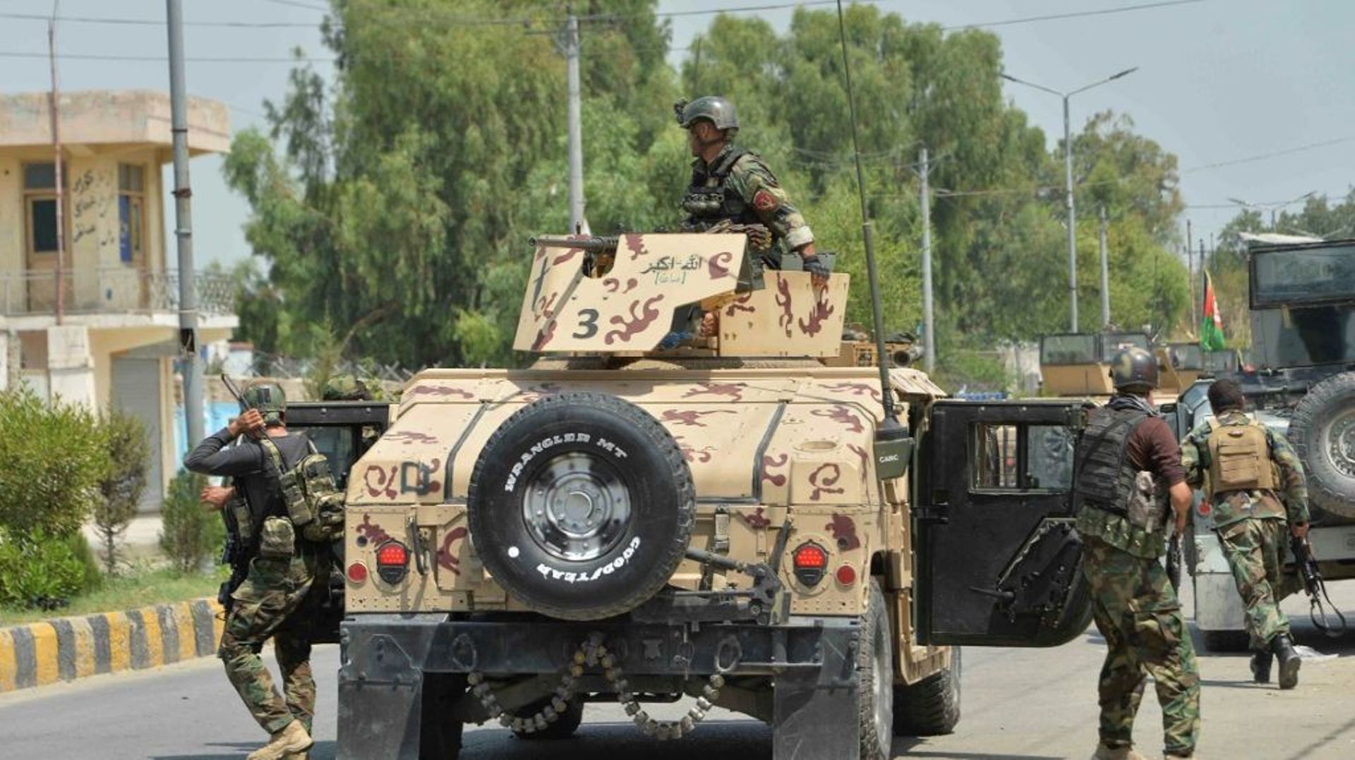 Des soldats afghans se mettent en position devant la prison de Jalalabad lors d'un assaut par des jihadistes de l'EI, le 3 août 2020 