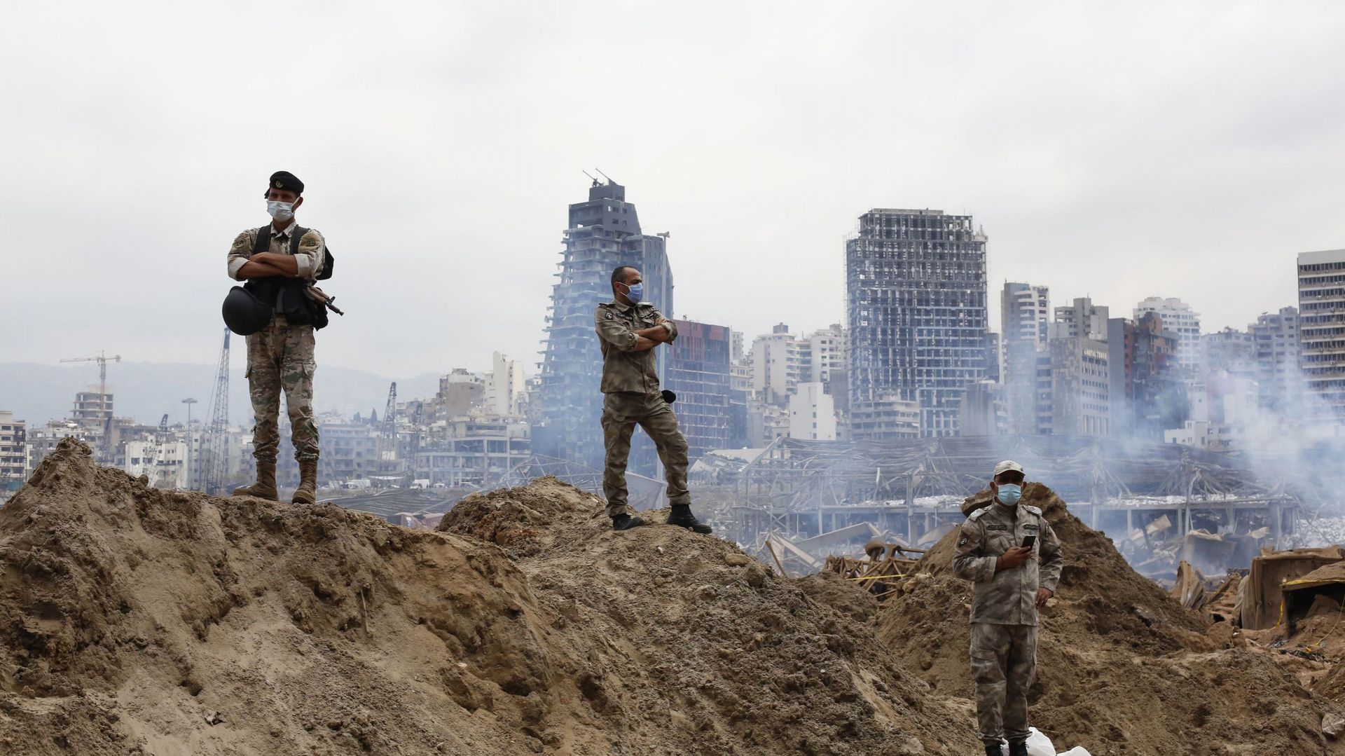 Soldats libanais sur les ruines du port de Beyrouth, ce 06 août 2020