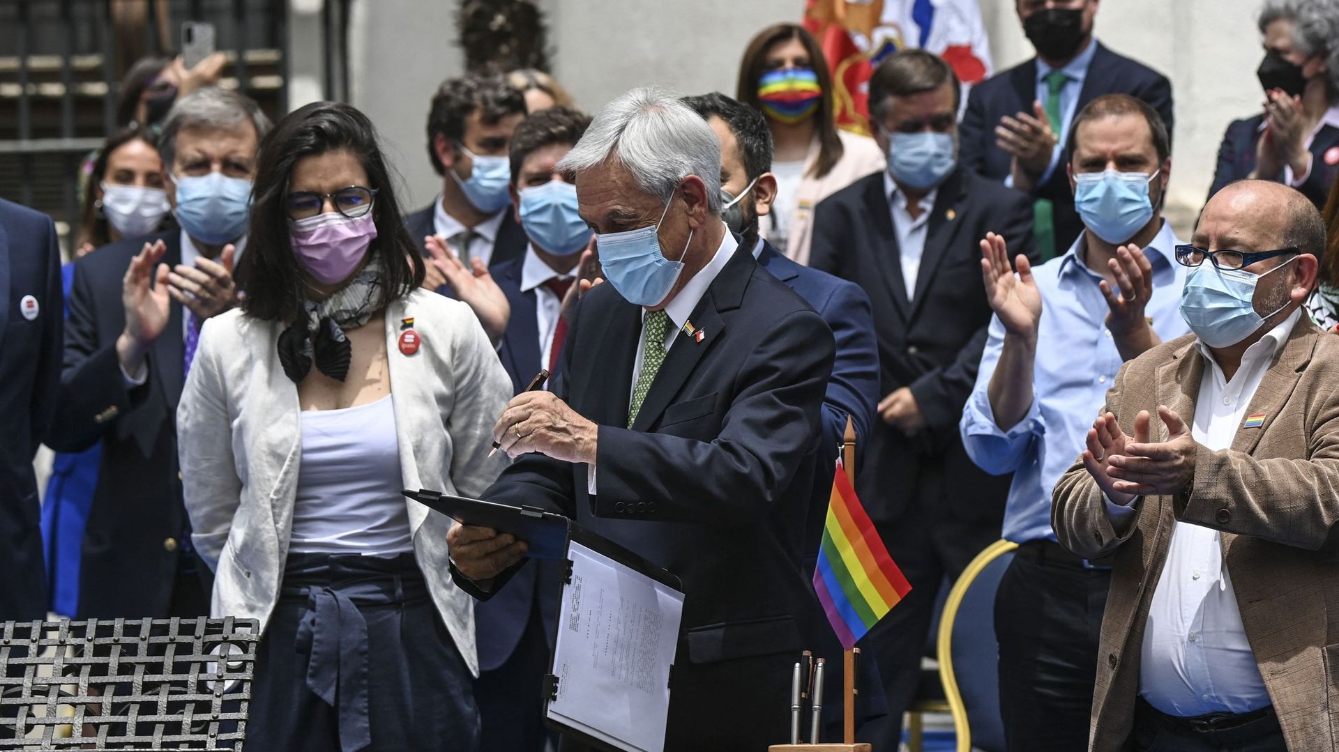 Le président chilien Sebastian Piera signe une loi légalisant le mariage homosexuel au Chili, au palais de La Moneda à Santiago, le 9 décembre 2021. 