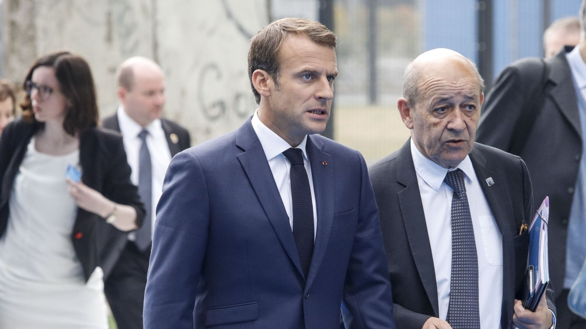 Emmanuel Macron et le ministre de la Défense Jean-Yves le Drian au sommet de l'OTAN en 2018. 