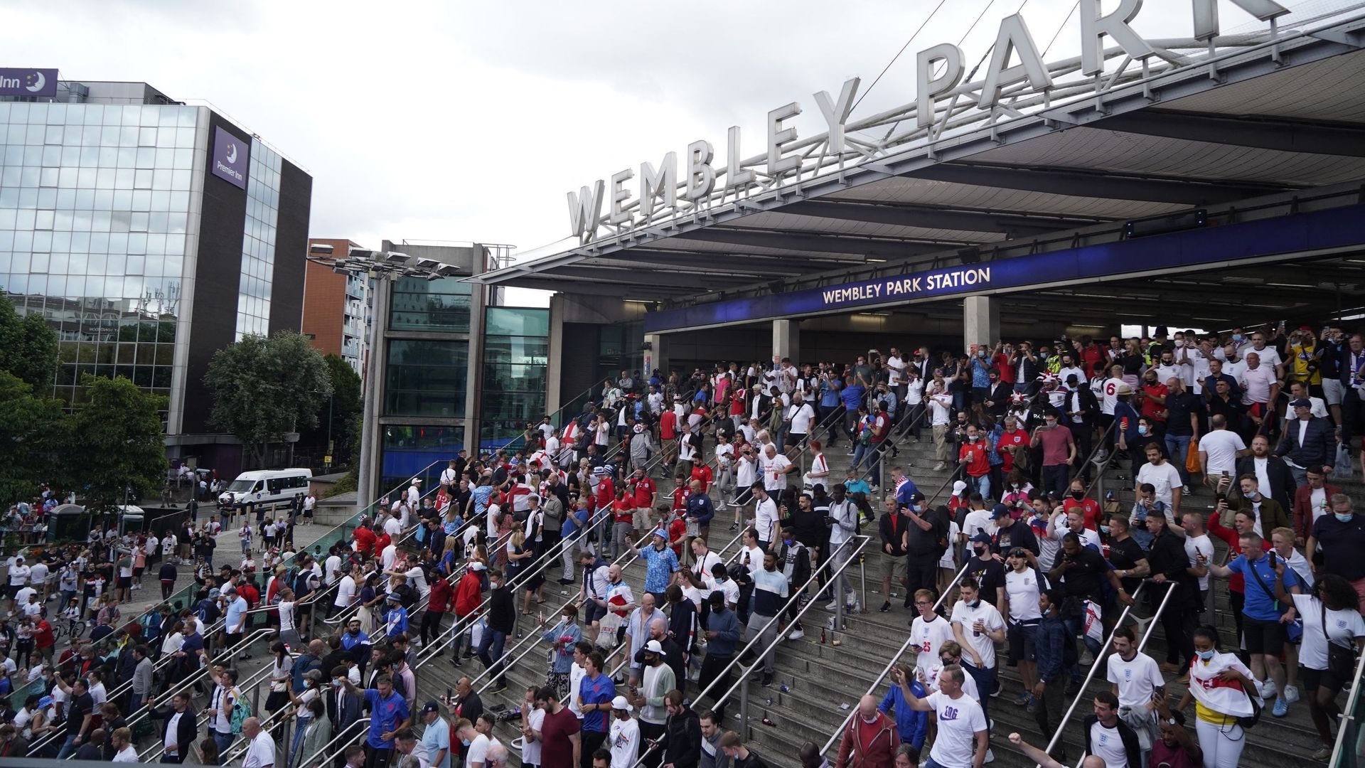 Les supporters de l'Angleterre avant la finale de l'Euro 2020 à Wembley