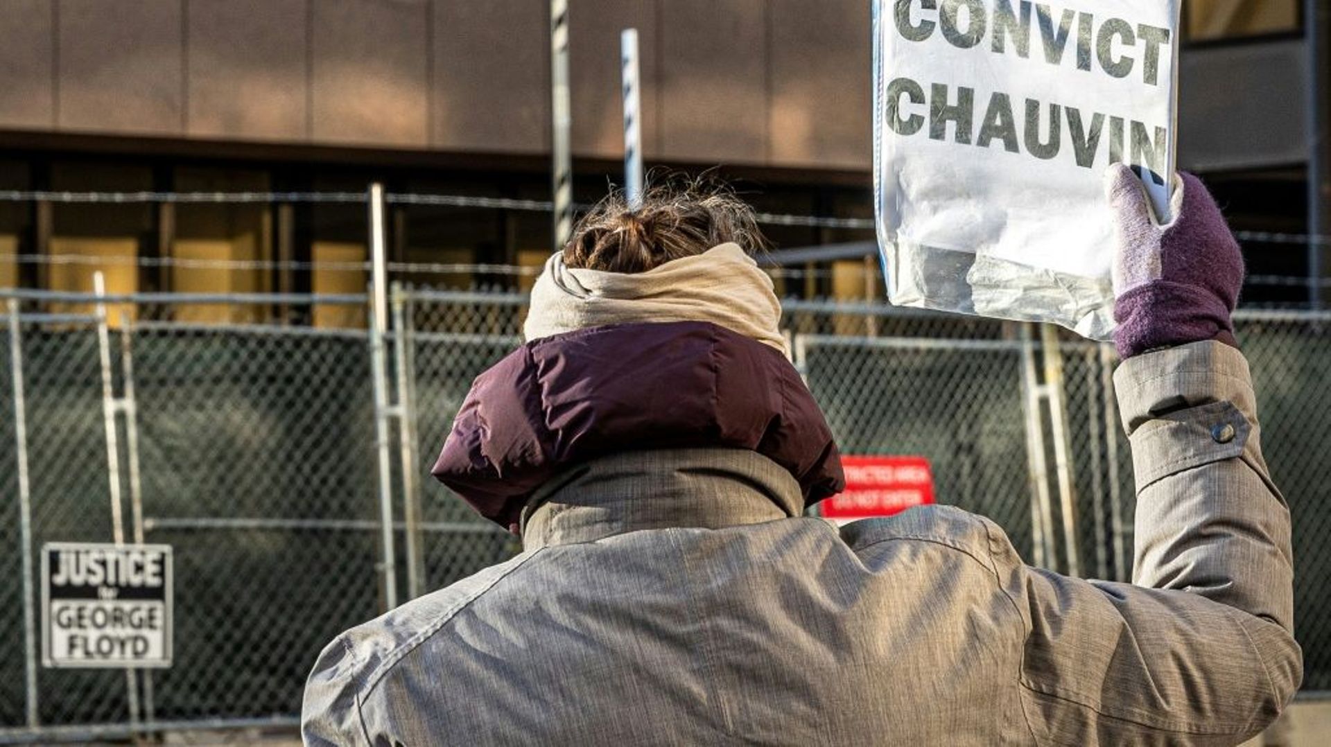 Une femme tient une pancarte avec l'inscription "Condamnez Chauvin" à l'extérieur du tribunal où se tient le procès de l'ex-policier accusé de la mort de George Floyd, à Minneapolis (Etats-Unis), le 31 mars 2021