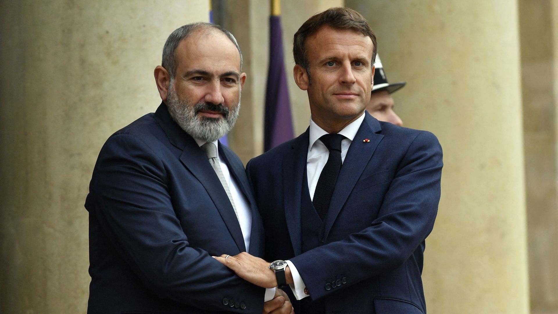 Le Premier ministre arménien Nikol Pashinian et Emmanuel Macron à l’Elysée, le 26 septembre
