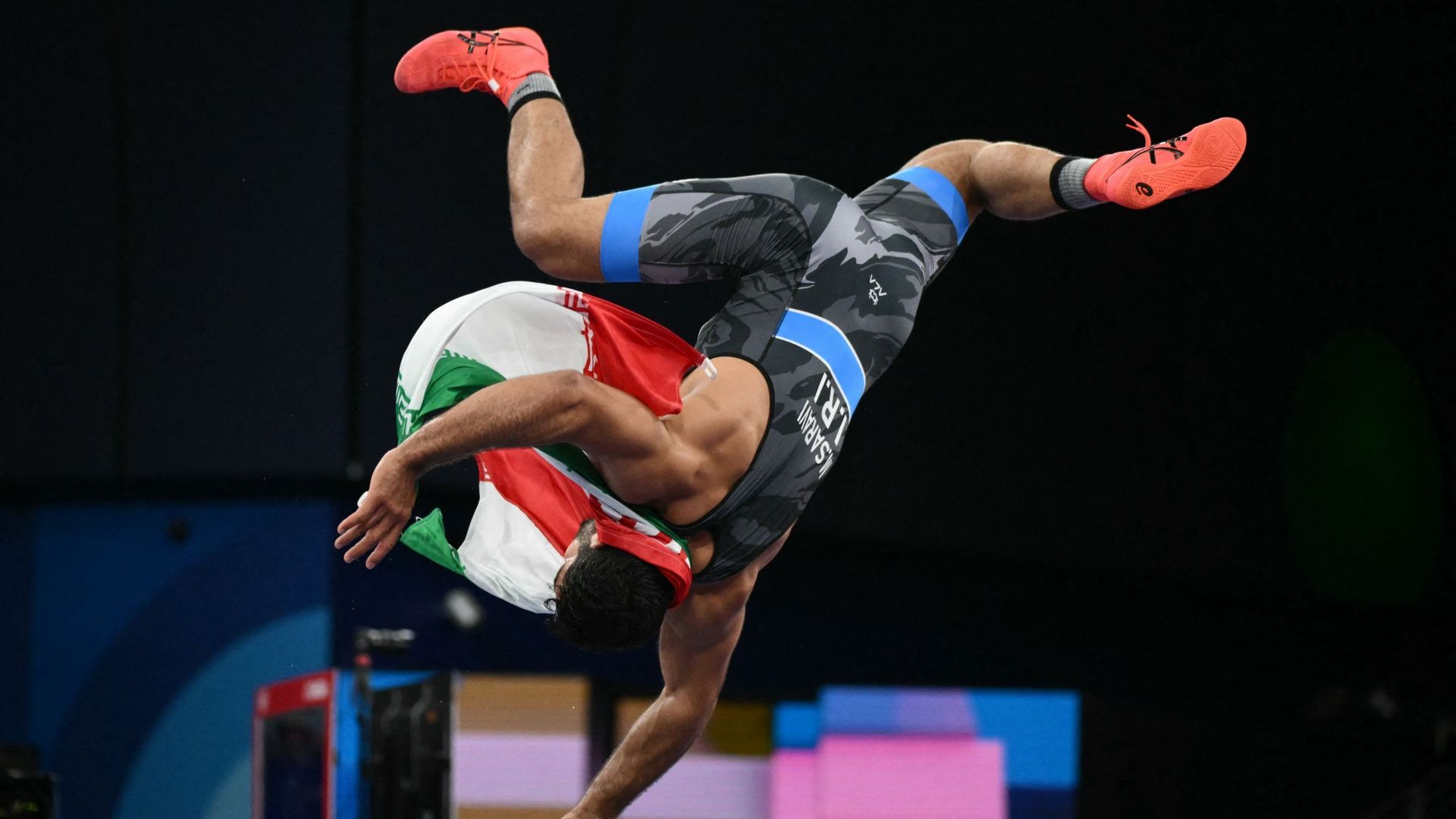 Lutteur mais pas gymnaste : Saravi célèbre sa médaille d’or… avec un ...