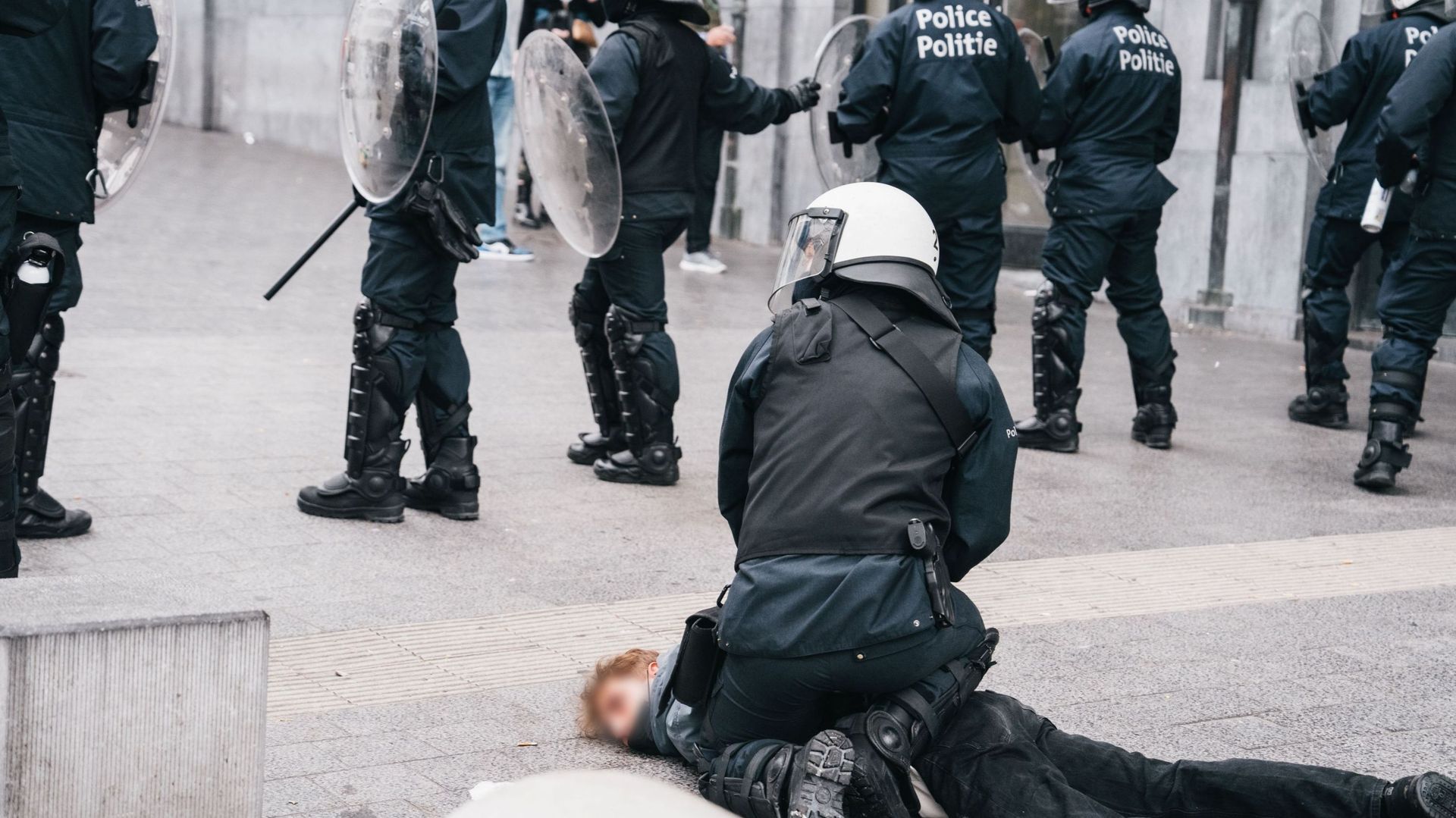 Incidents en marge de la manifestation nationale : 5 personnes arrêtées judiciairement, intervention de la police, que sait-on ?