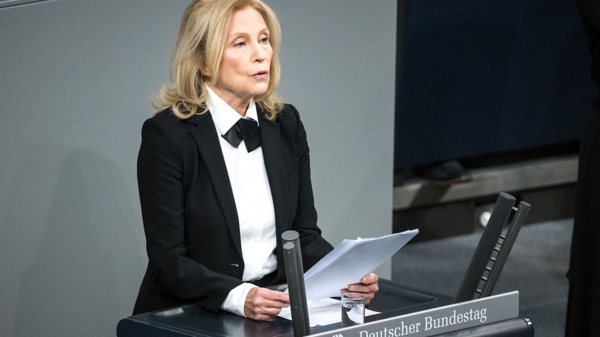 L’actrice allemande Maren Kroymann lit un texte sur la victime homosexuelle de l’Holocauste, Mary Puenjer, lors de la cérémonie annuelle à la mémoire des victimes et des survivants de l’Holocauste dans la salle plénière du Bundestag, la chambre basse du p