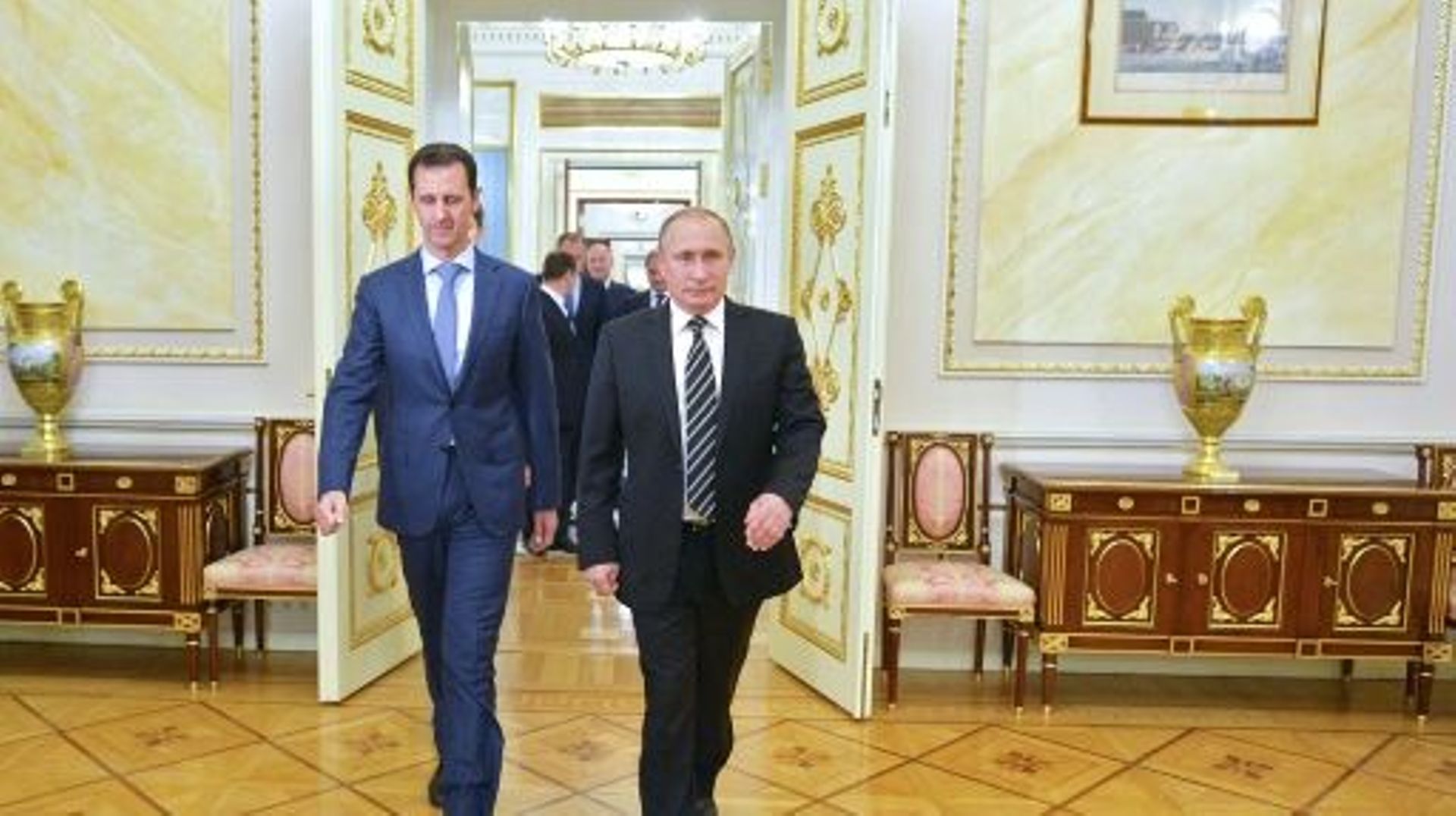 Le président russe Vladimir Poutine (d) et son homologue syrien Bachar al-Assad, le 20 octobre 2015 à Moscou