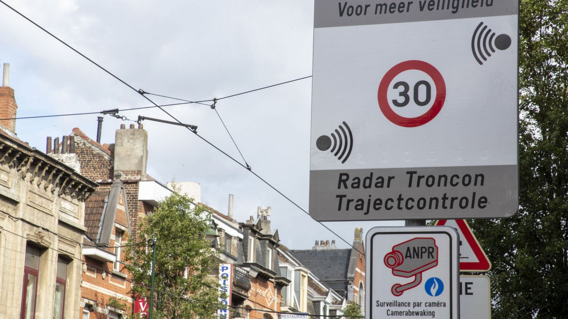 Un panneau de signalisation annonce la mise en place d'un nouveau système de radars de contrôle de tronçon sur Chaussee de Gand, au niveau de la Place Schweitzer, à Berchem-Sainte-Agathe, Bruxelles, vendredi 27 mai 2022.