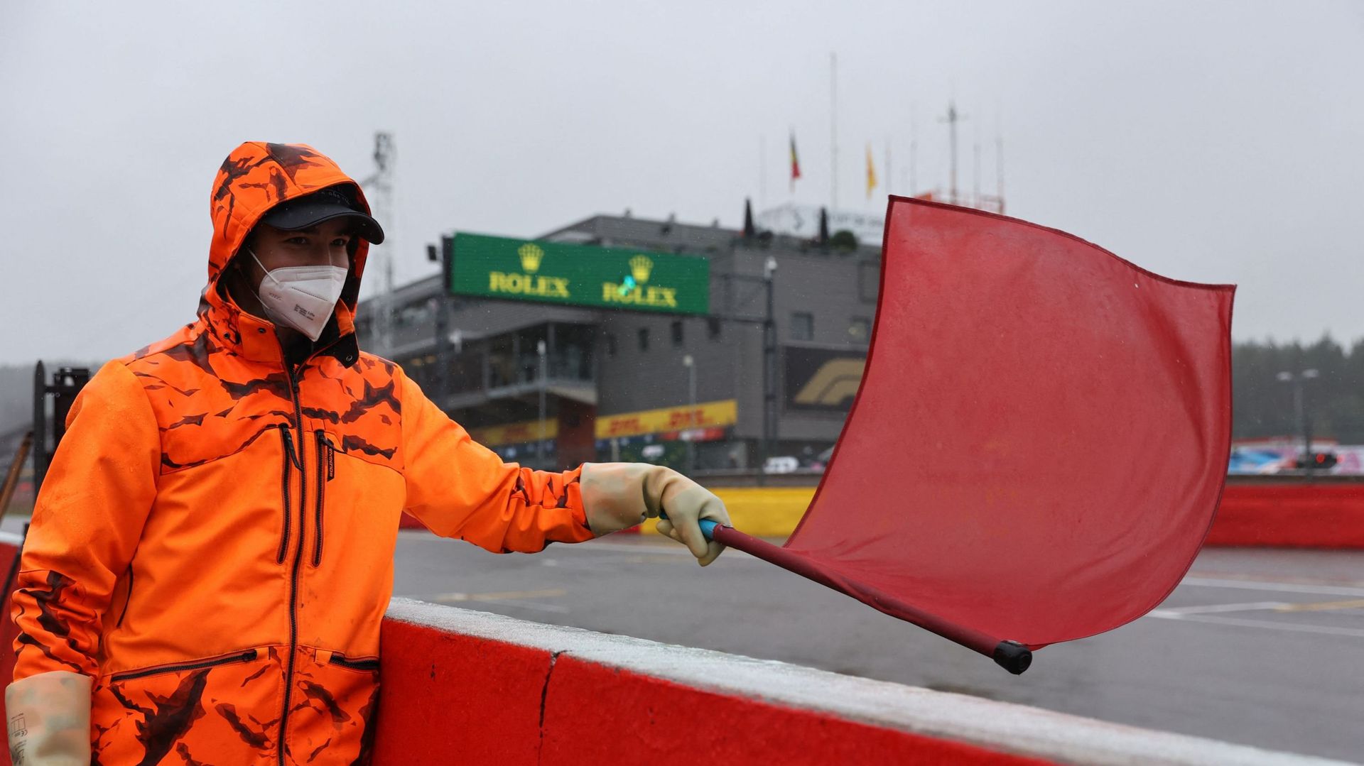 En consacrant Max Verstappen vainqueur du Grand Prix de Belgique après deux tours seulement au ralenti, derrière la voiture de sécurité, sous le déluge qui s’abattait à Spa-Francorchamps, la Formule 1 s’est décrédibilisée aux yeux du public et a soulevé n