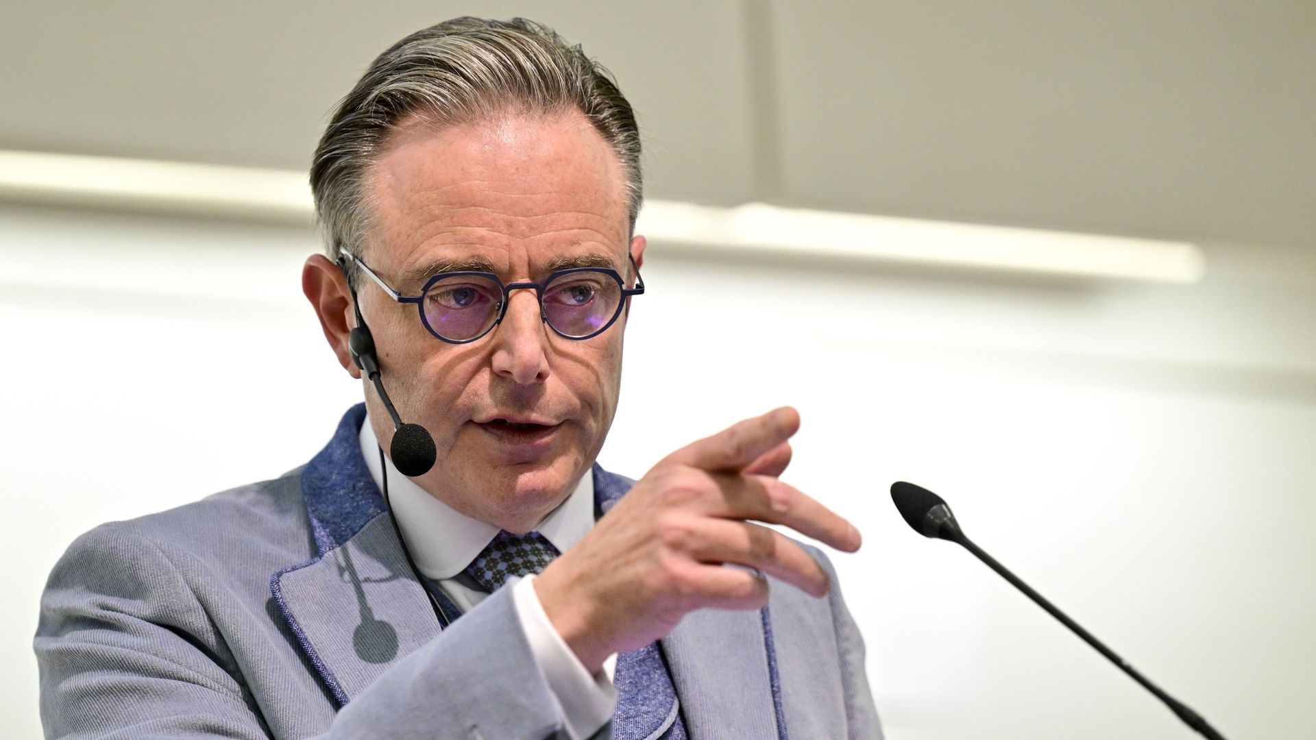 La revue de presse : Bart De Wever a changé, il croit en l'Europe !