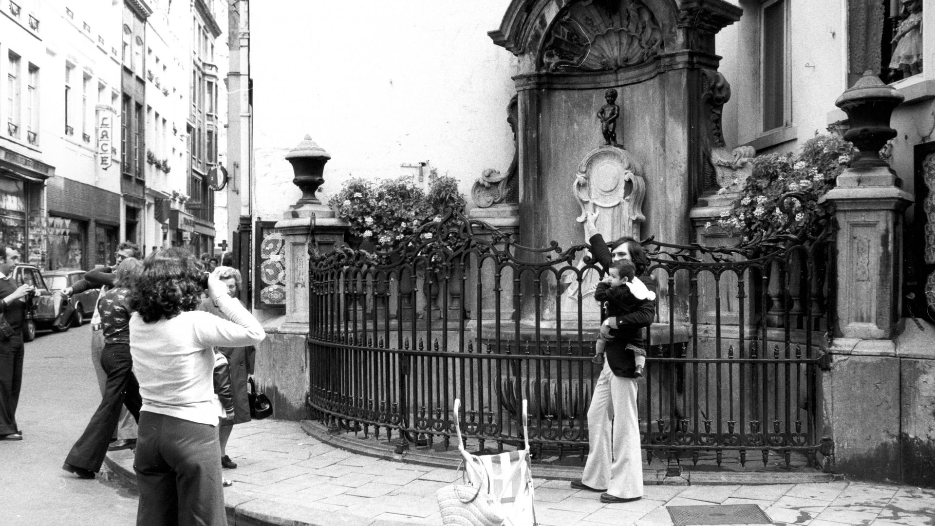 Des touristes devant le Manneken-Pis en 1975.