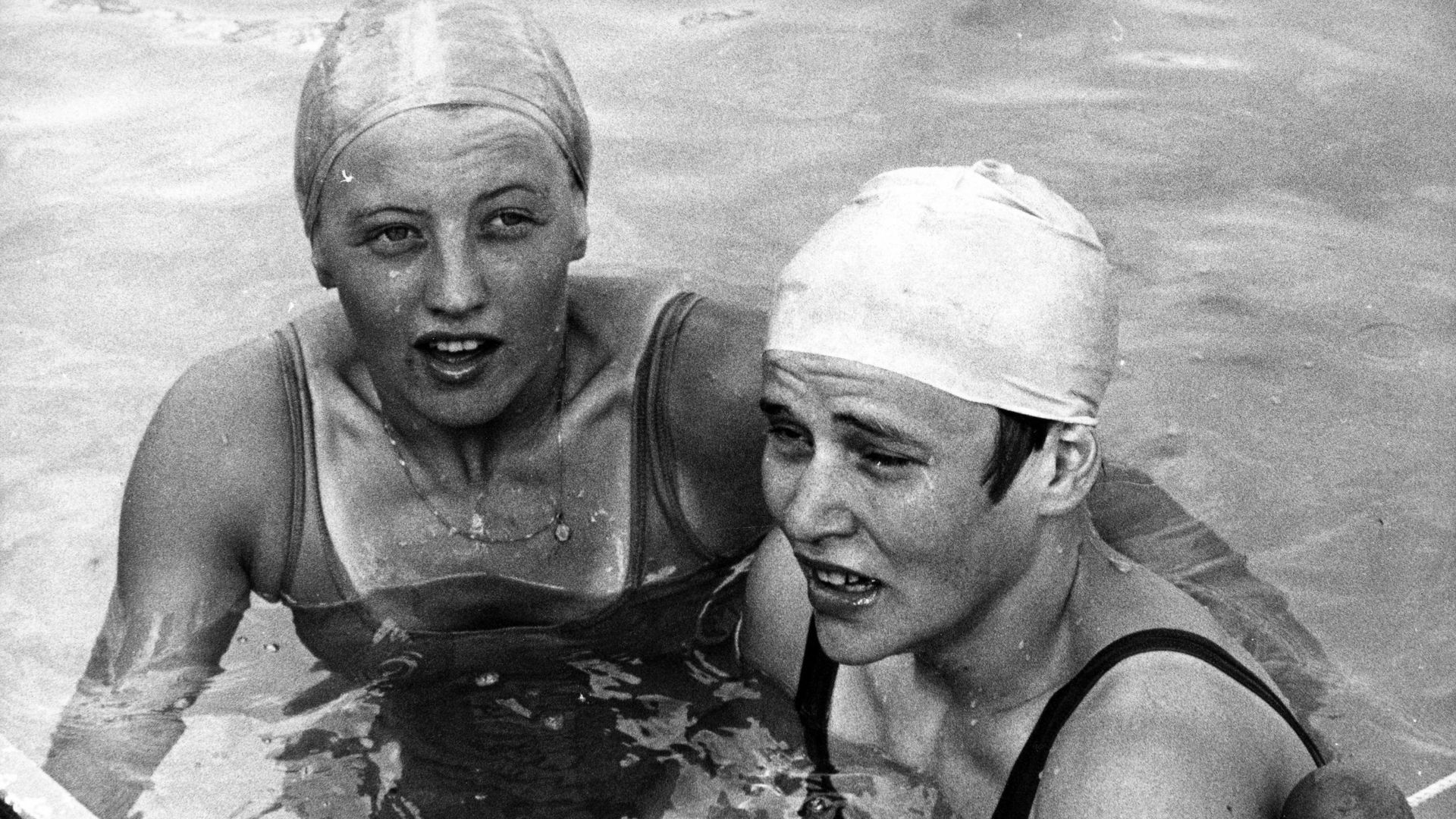 Ce dossier photo datée du 5 août 1967 a pour thème le Championnat de Belgique de natation. Sur la photo : la nouvelle championne Danielle Rombaut et la seconde Carla Galle.