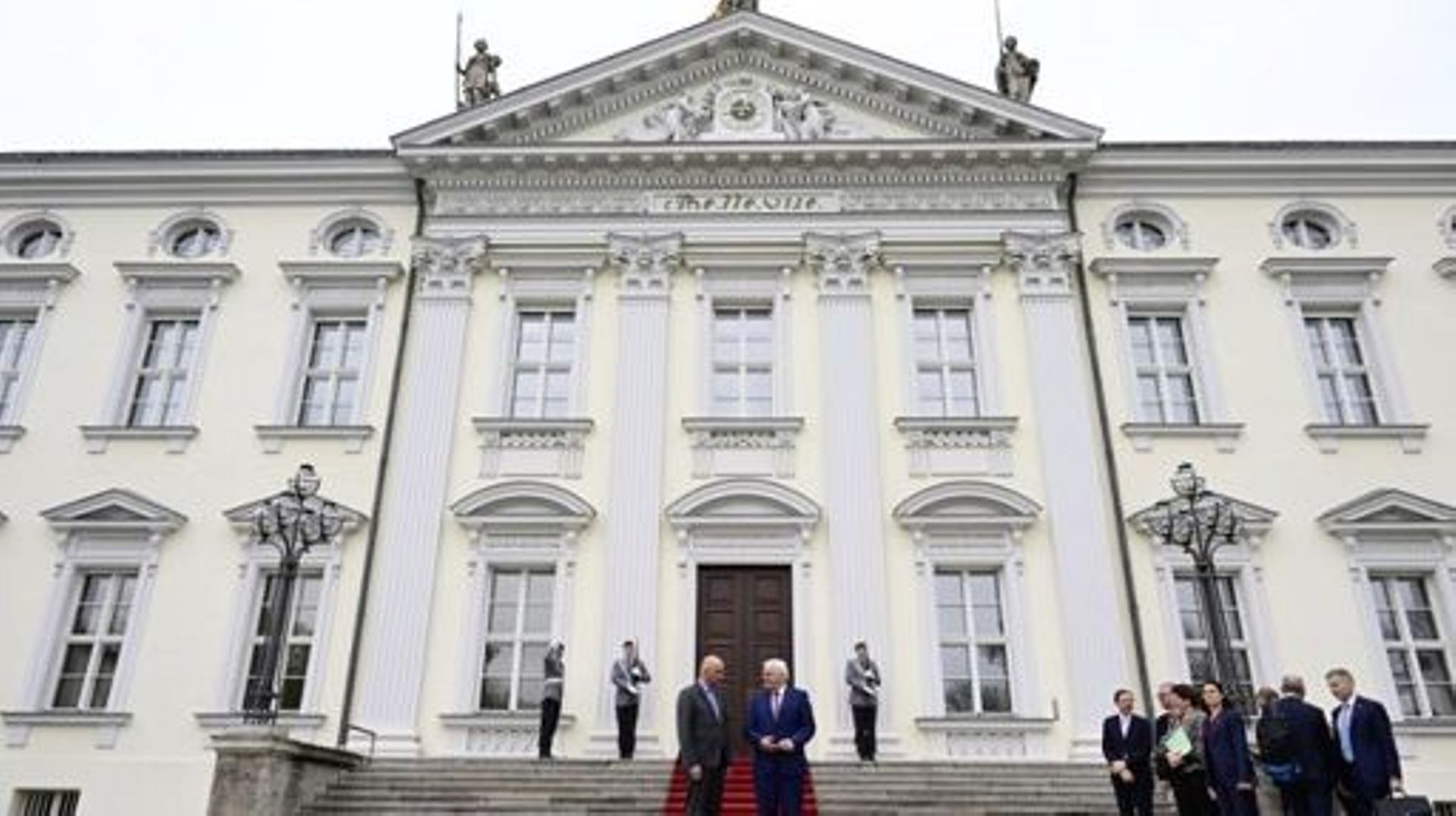 Le président allemand Frank-Walter Steinmeier et le président suisse Alain Berset posent devant le palais présidentiel de Bellevue à Berlin, le 18 avril 2023. John MACDOUGALL / AFP