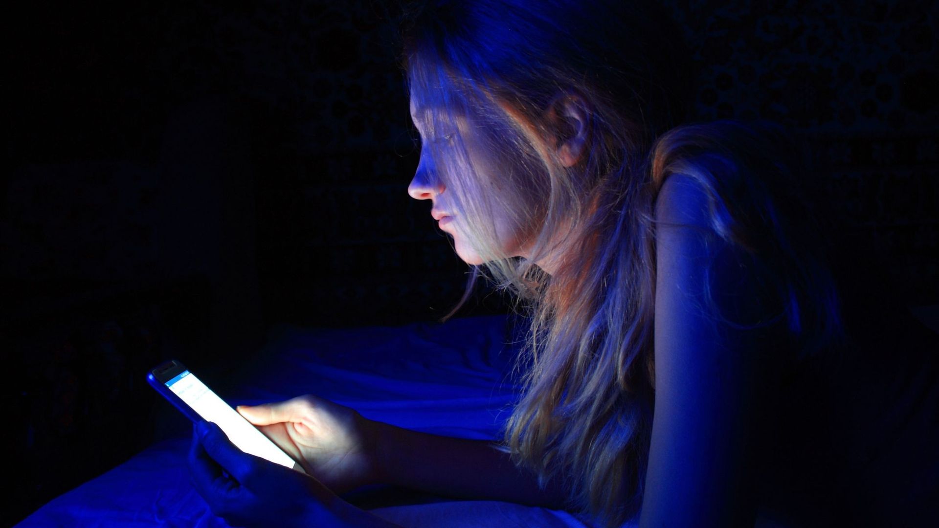 La lumière bleue des écrans est-elle vraiment nocive pour votre peau ? 