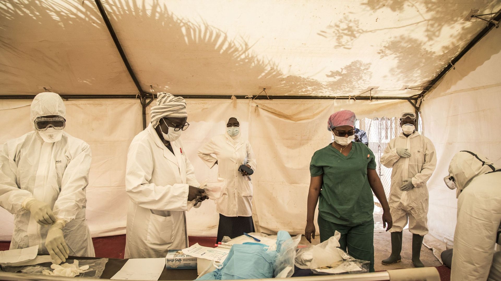 Des agents de santé se préparent à effectuer des prélèvements sur des patients dans un service du COVID-19 qui abrite des cas suspects à l'hôpital de Pikine à Dakar. 