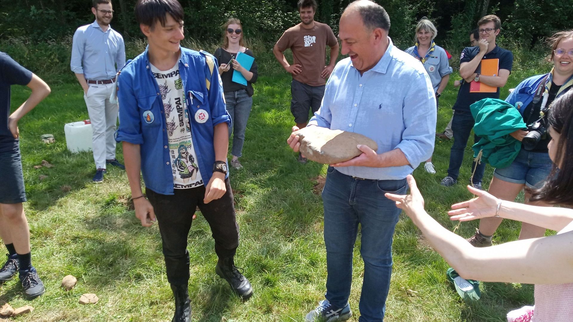 Willy Borsus et Valérie Glatigny ont rendu visite à un camp scout ce 16 juillet à Marche-en-Famenne.