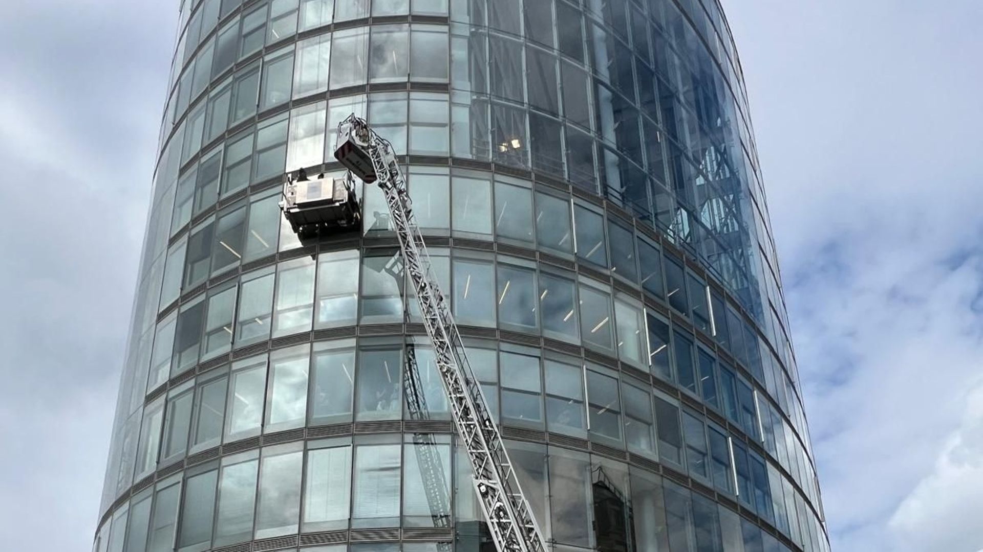Bruxelles : les pompiers secourent deux laveurs de vitres bloqués à 35 mètres de haut