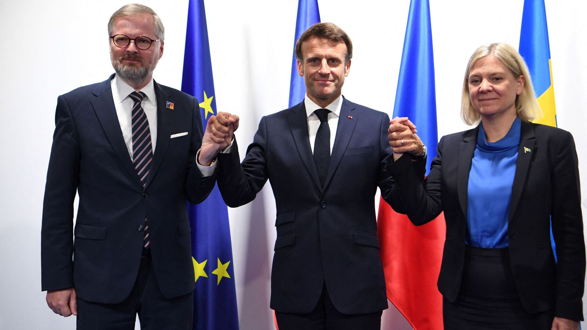 Le président français Emmanuel Macron pose avec le Premier ministre de la République tchèque Petr Fiala et la Première ministre de la Suède Magdalena Andersson lors de la passation de la présidence de l’UE de la France à la République tchèque avant la Suè