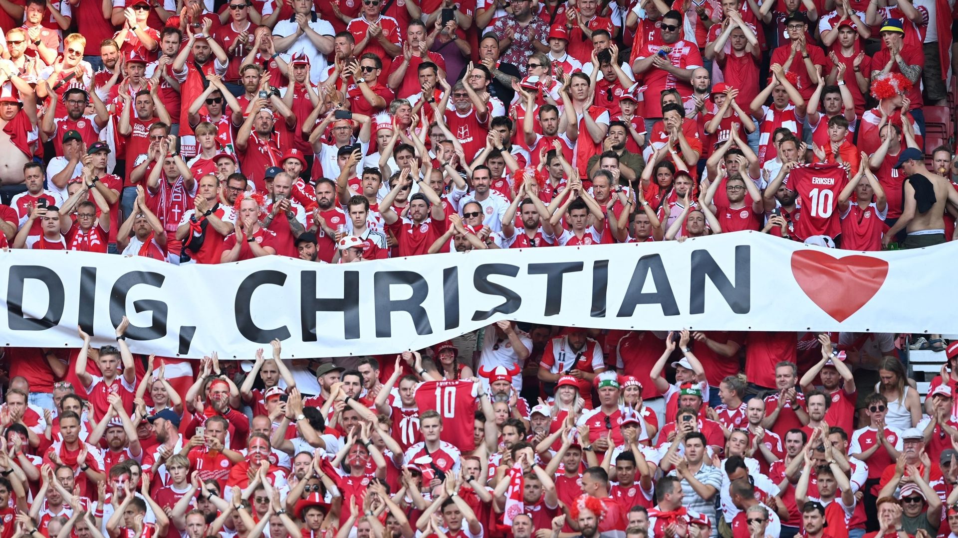 Les supporters danois applaudissent pour Christian Eriksen