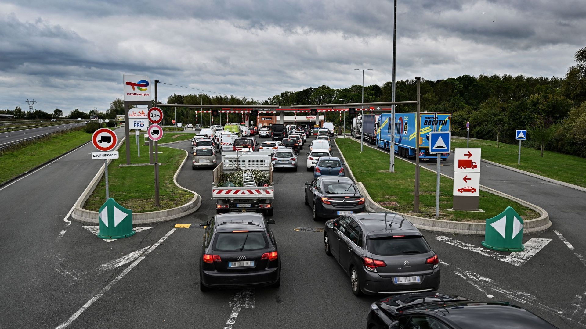 File de voitures devant une station-service en France