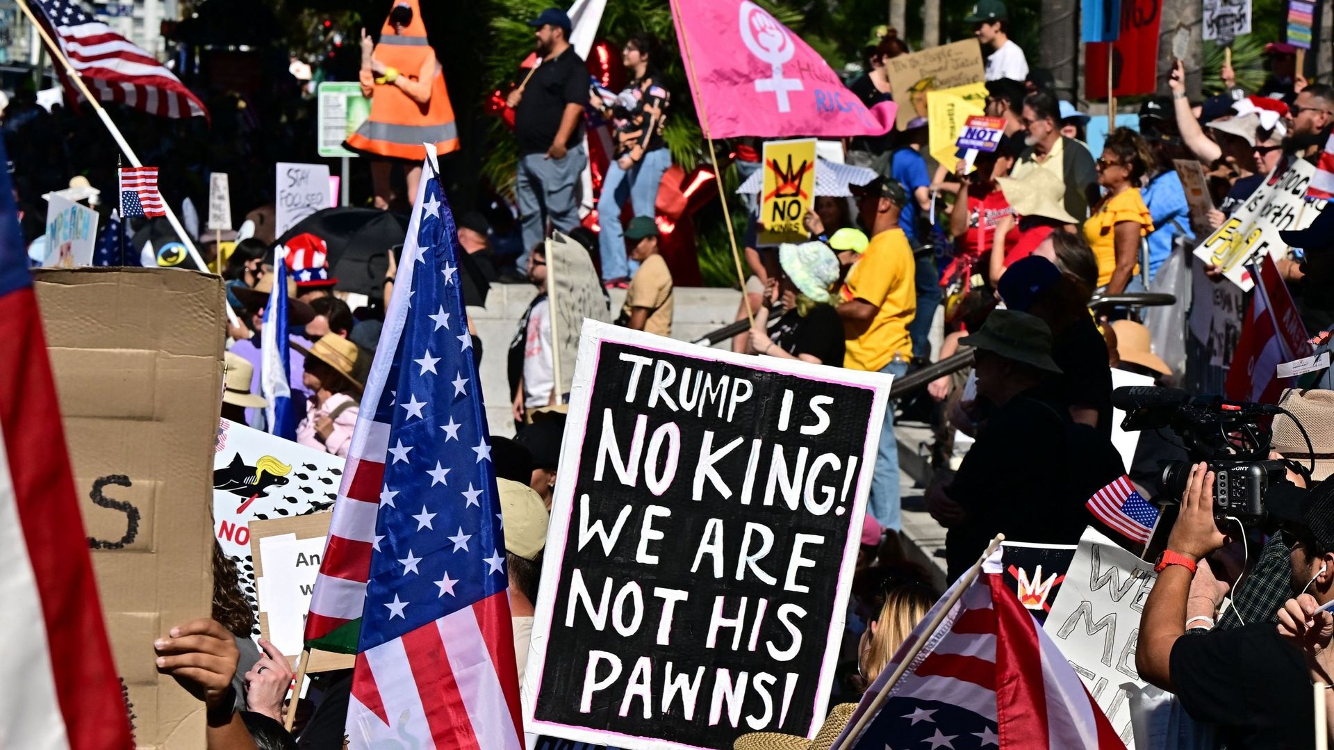 "No Kings day" : des foules géantes d’Américains mobilisées contre "le roi" Trump aux Etats-Unis