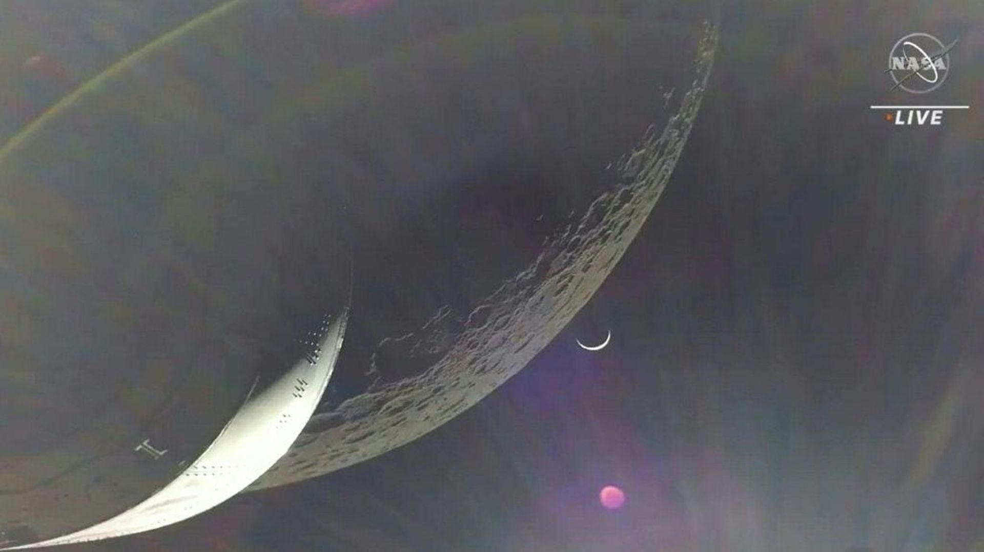 Image tirée d’une vidéo de la Nasa montrant La Terre en forme de croissant à l’horizon après un survol de la Lune par la capsule Orion, le 5 décembre 2022