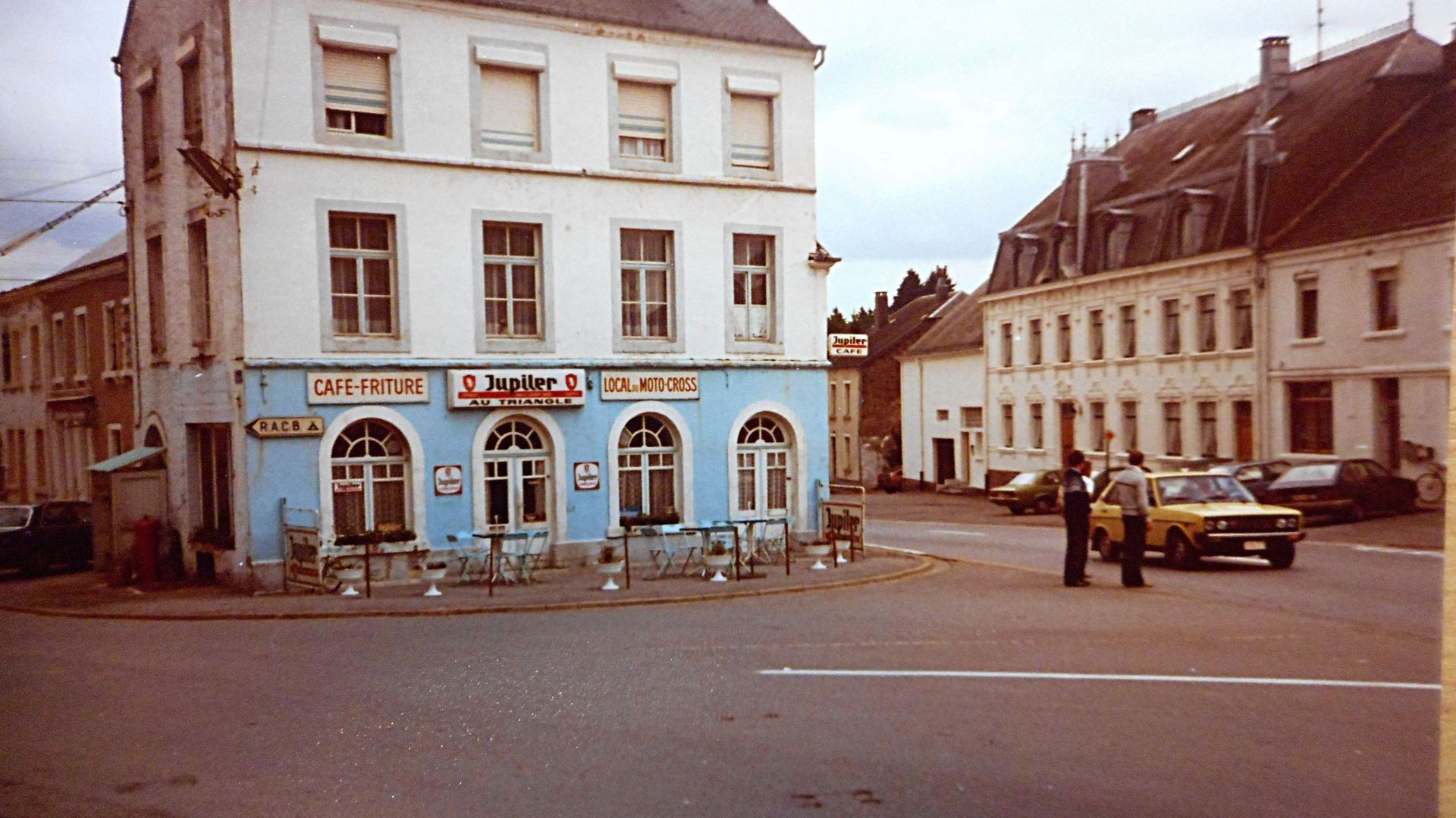 Le café copus, au triangle, ancienne maison d’école et puis mairie, devenu un des cafés les plus sympas du village d’Habay vers 1963.