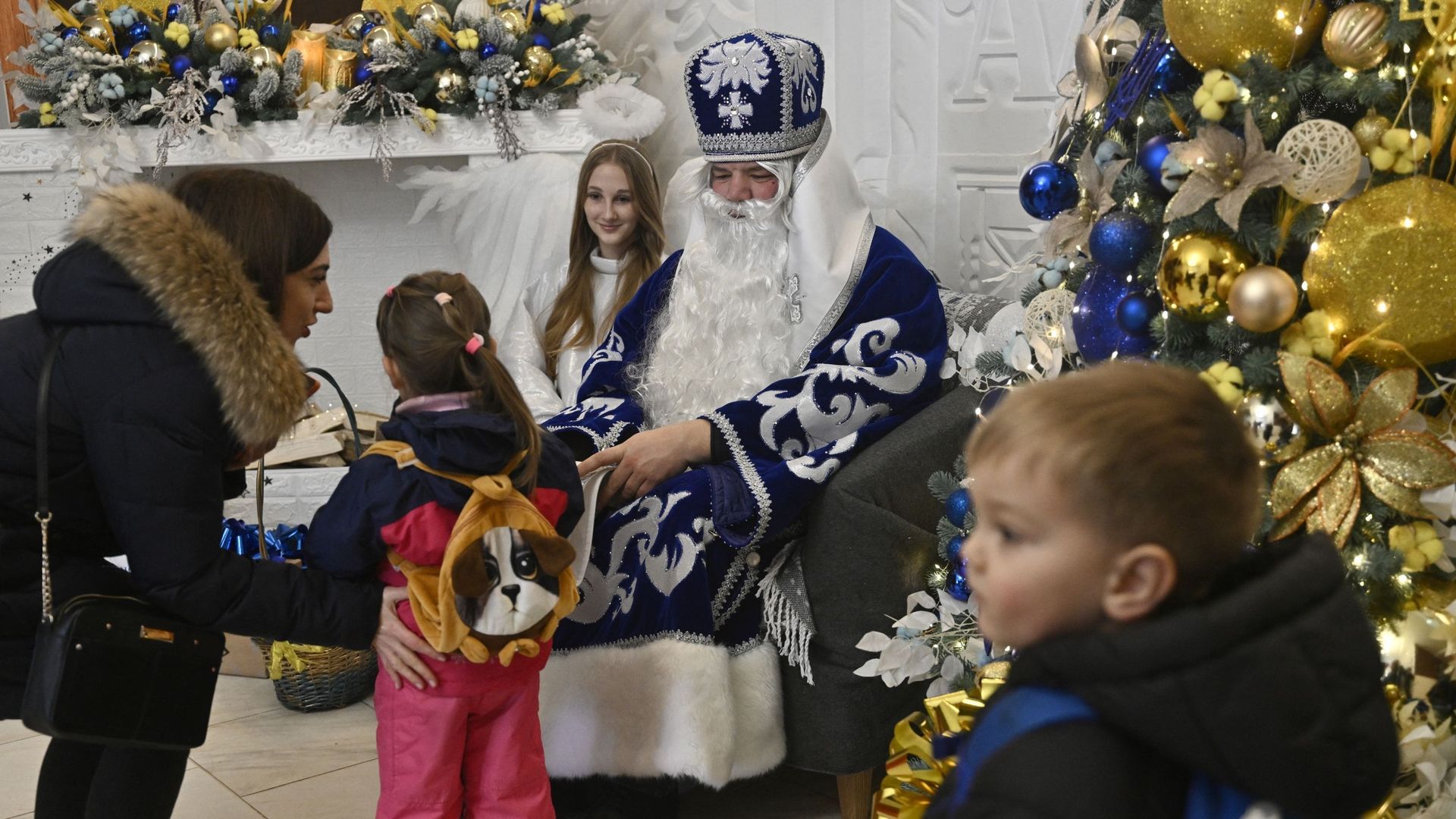 Même Saint Nicolas, appelé ici Svaty Mykolaï, apporte des cadeaux aux petits Ukrainiens dans la librairie.