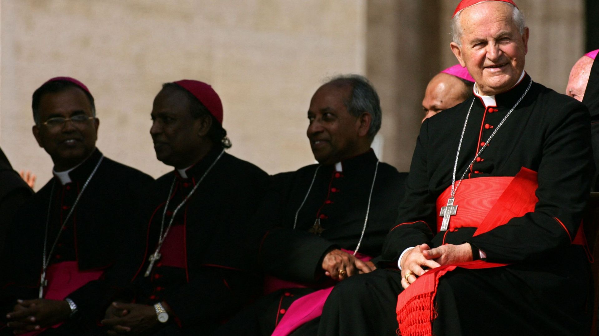 Le Cardinal Jozef Tomko de Slovaquie est vu pendant l'audience générale du Pape Benoît XVI sur la place St-Pierre au Vatican.