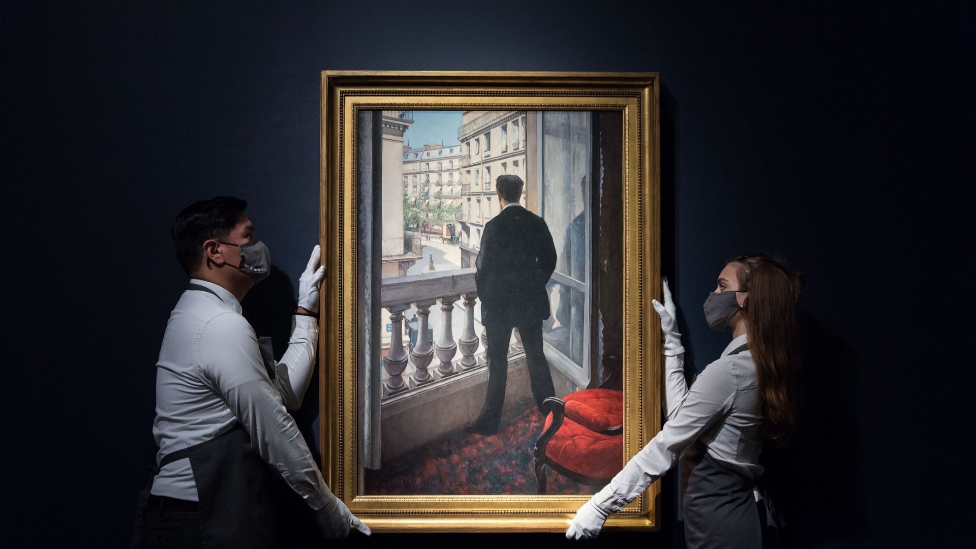 Christie's - Membres du personnel portant le tableau " Jeune homme à sa fenêtre" de Gustave Caillebotte faisant partie de la collection "Cox", New York le 11 novembre. 