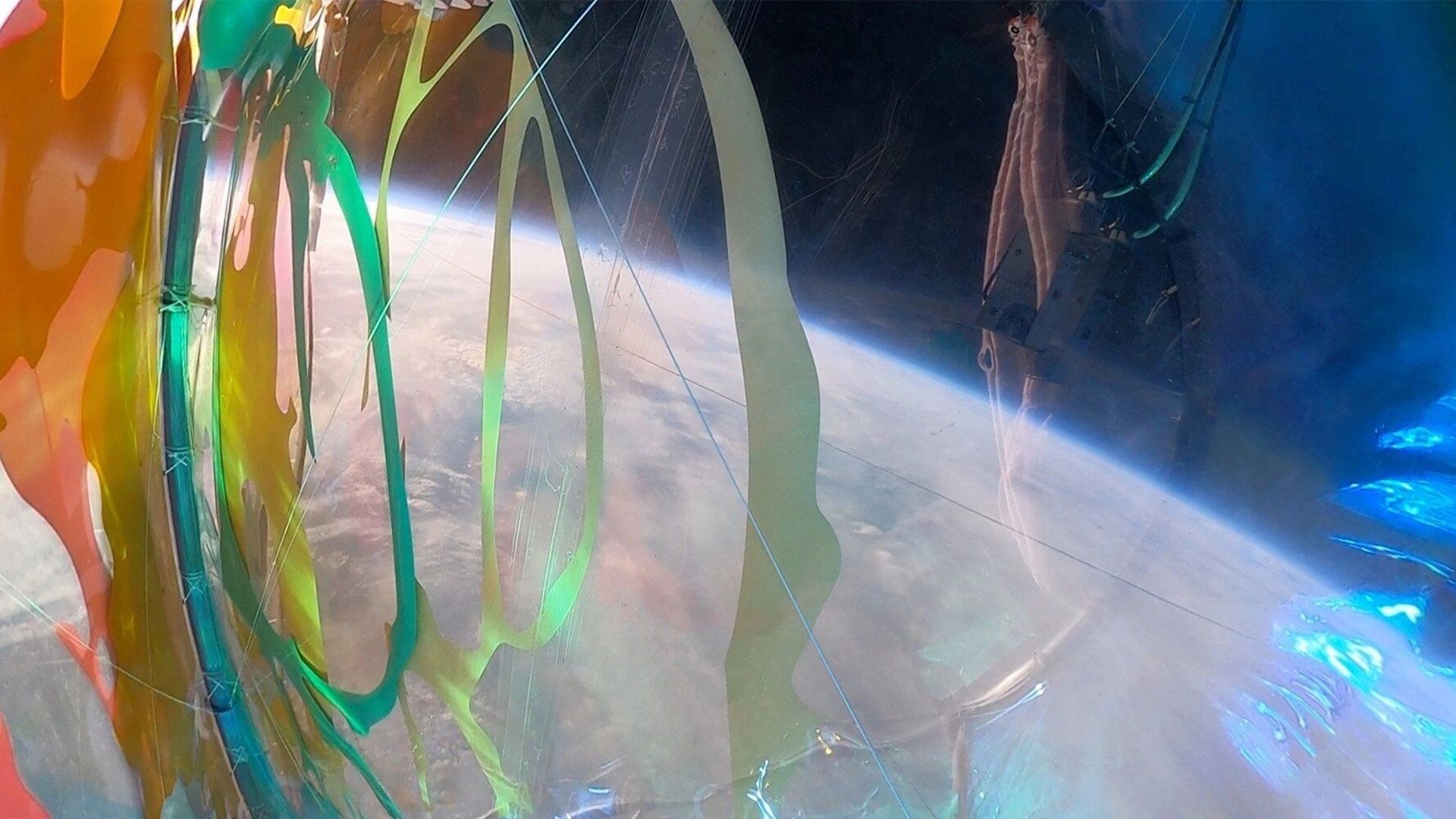 Le collectif Beyond Earth a conçu "Living Light" pour explorer les liens entre notre planète bleue et l’infinité de l’espace.