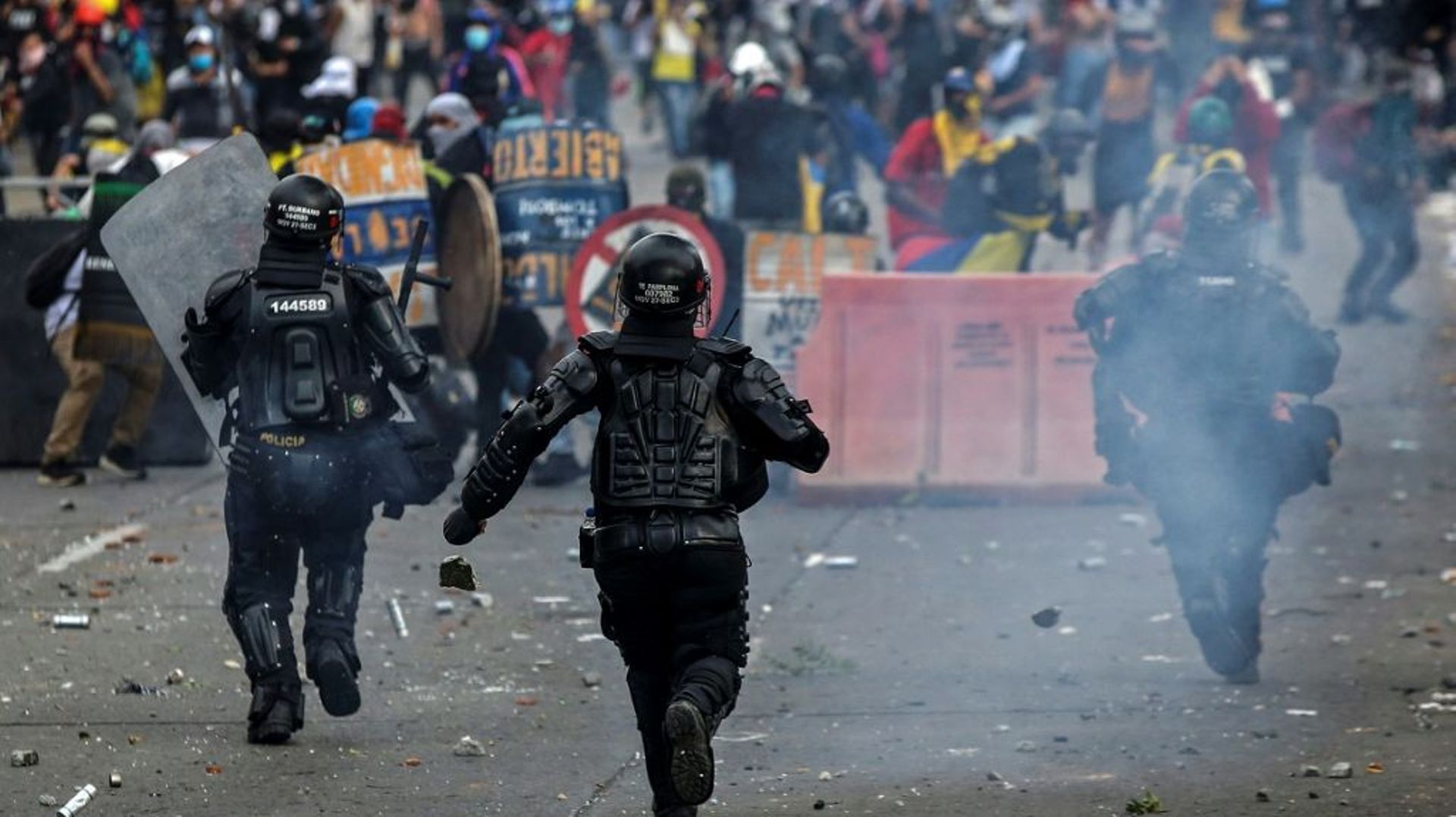 Des manifestants face à des policiers anti-émeutes à Cali (Colombie), le 20 juillet 2021