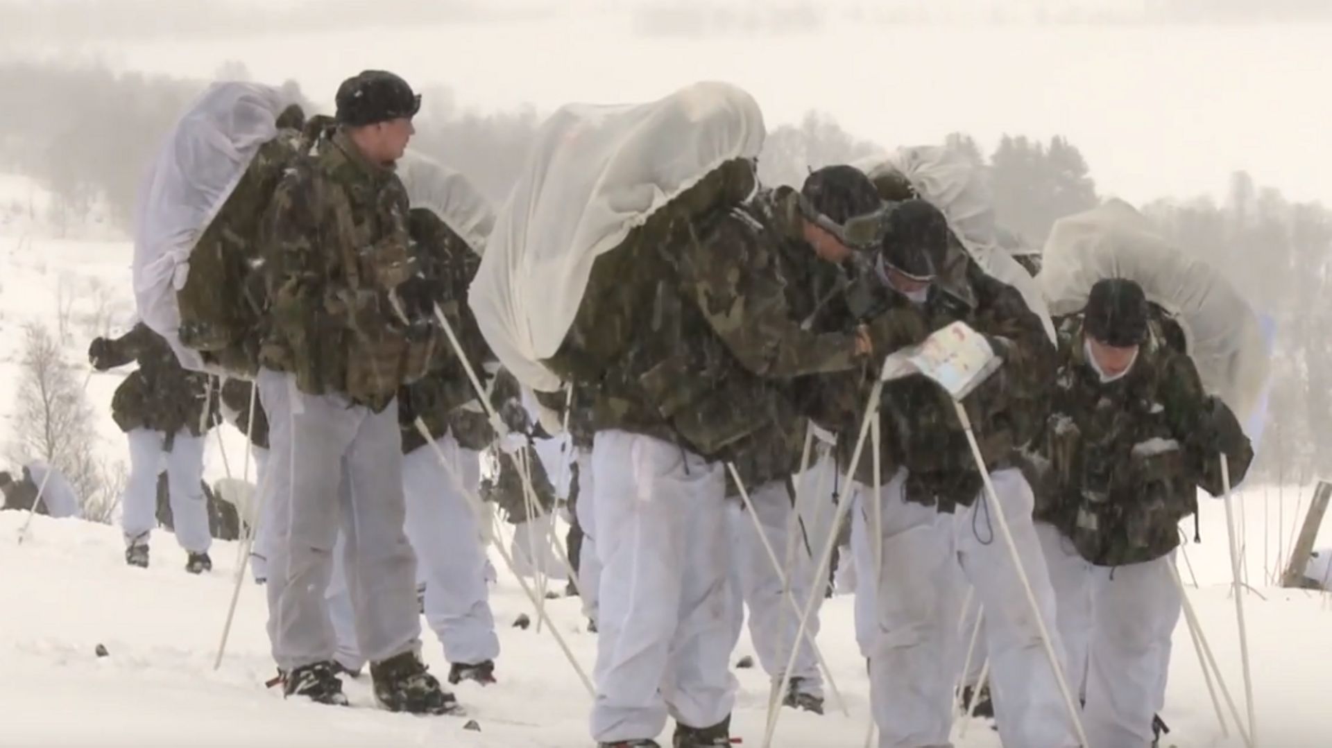 Des para-commandos en entraînement aux conditions arctiques en Norvège avec les Mariniers