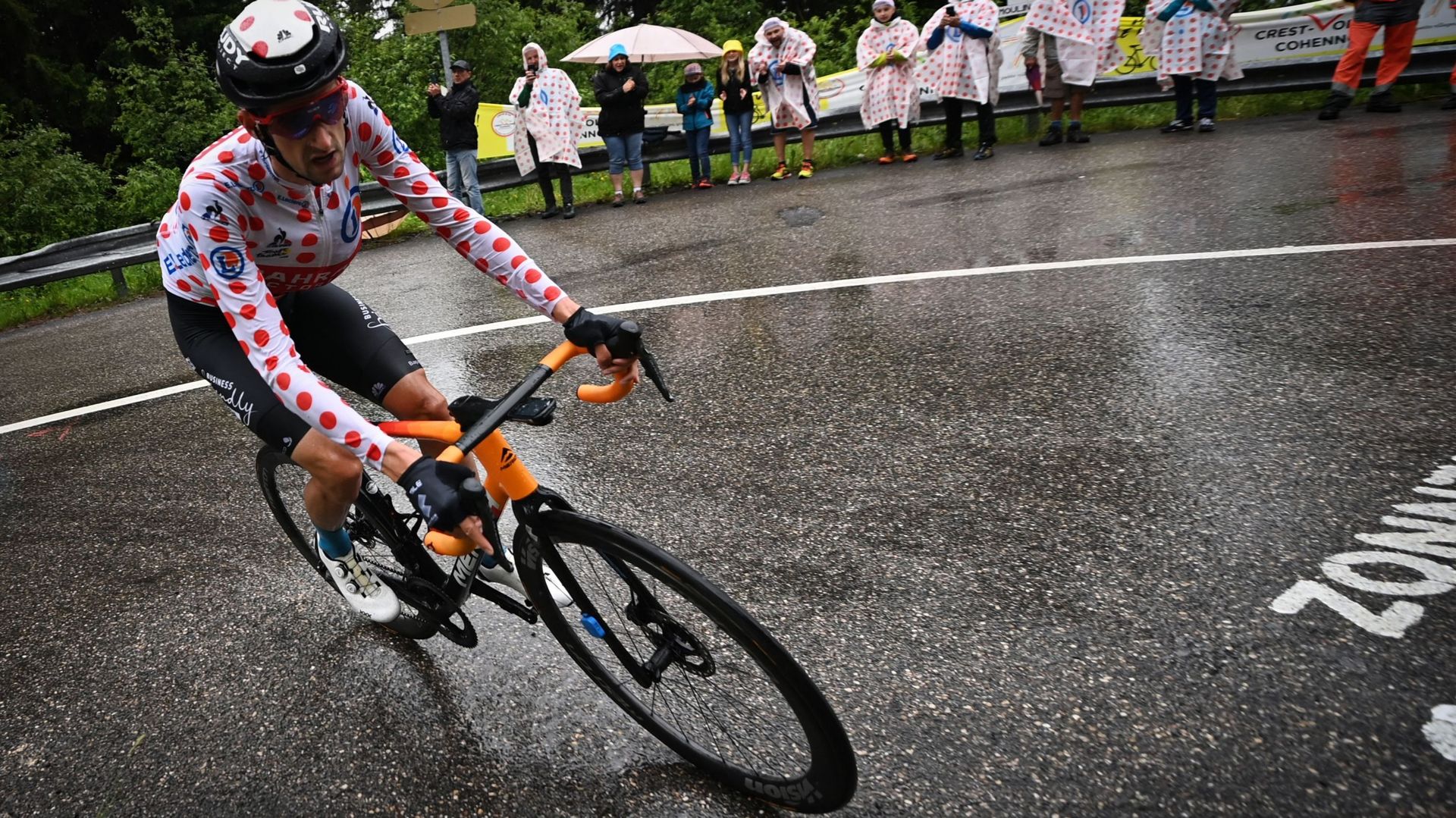 Une visite de la police française a eu lieu mercredi chez Bahrain-Victorious à l’issue de la 17e étape du Tour de France dont l’arrivée était jugée au sommet du Col du Portet. Le patron de la formation du WorldTour, Milan Erzen a confirmé l’information au