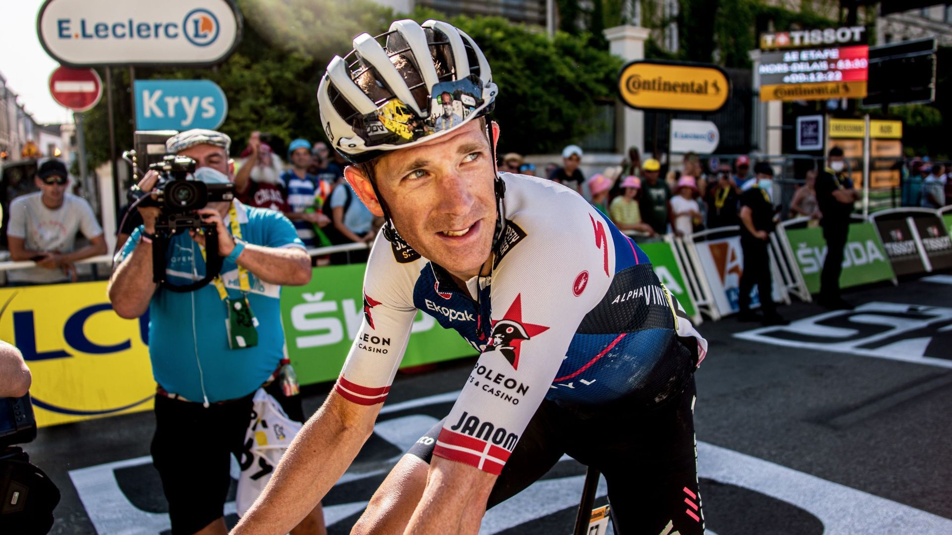 Michaël Morkov franchit la ligne d’arrivée hors délai lors du Tour de France 2022. Diminué physiquement, il était arrivé avec 65 minutes de retard du vainqueur, Jasper Philipsen.