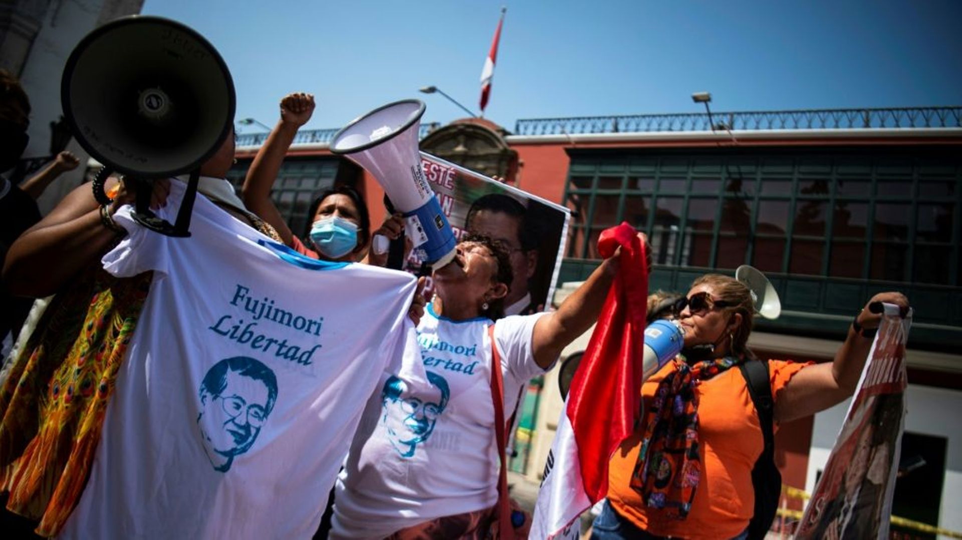 Des partisans de l'ancien président Alberto Fujimori manifestent devant la Cour constitutionnelle du Pérou, le 17 mars 2022 à Lima