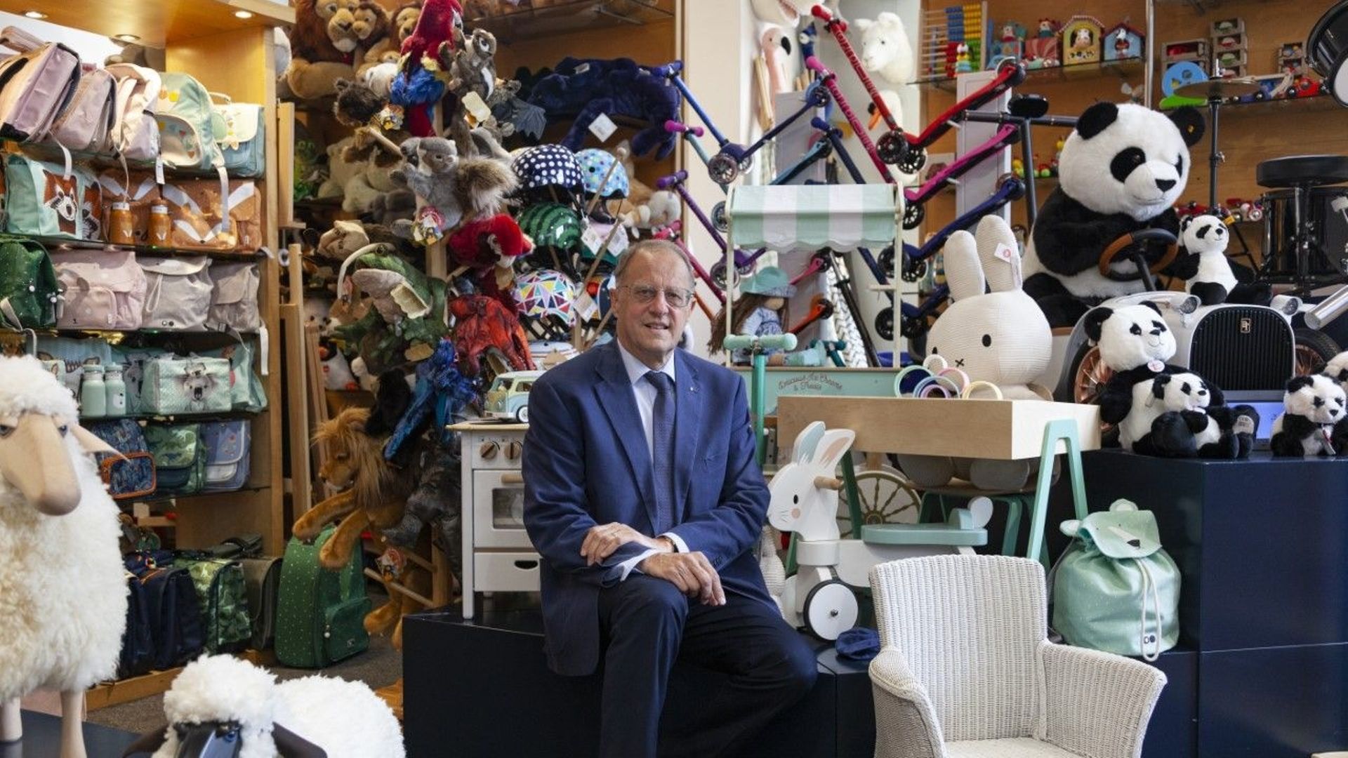 Monsieur Serneels dans son magasin de jouets à Bruxelles.