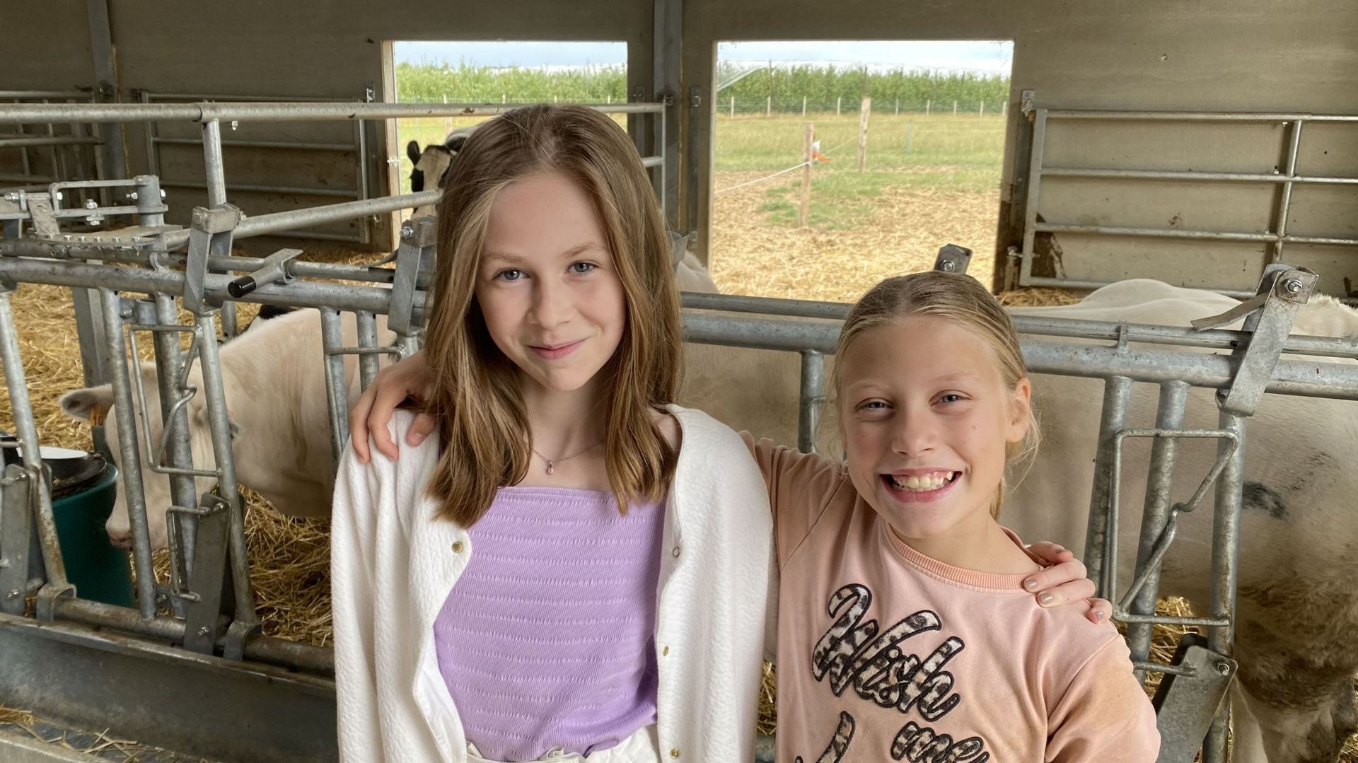 Selah Bonduel et Clara Tits sont deux fillettes complices qui mettent toute leur énergie dans le concours réservé aux enfants d’éleveurs.