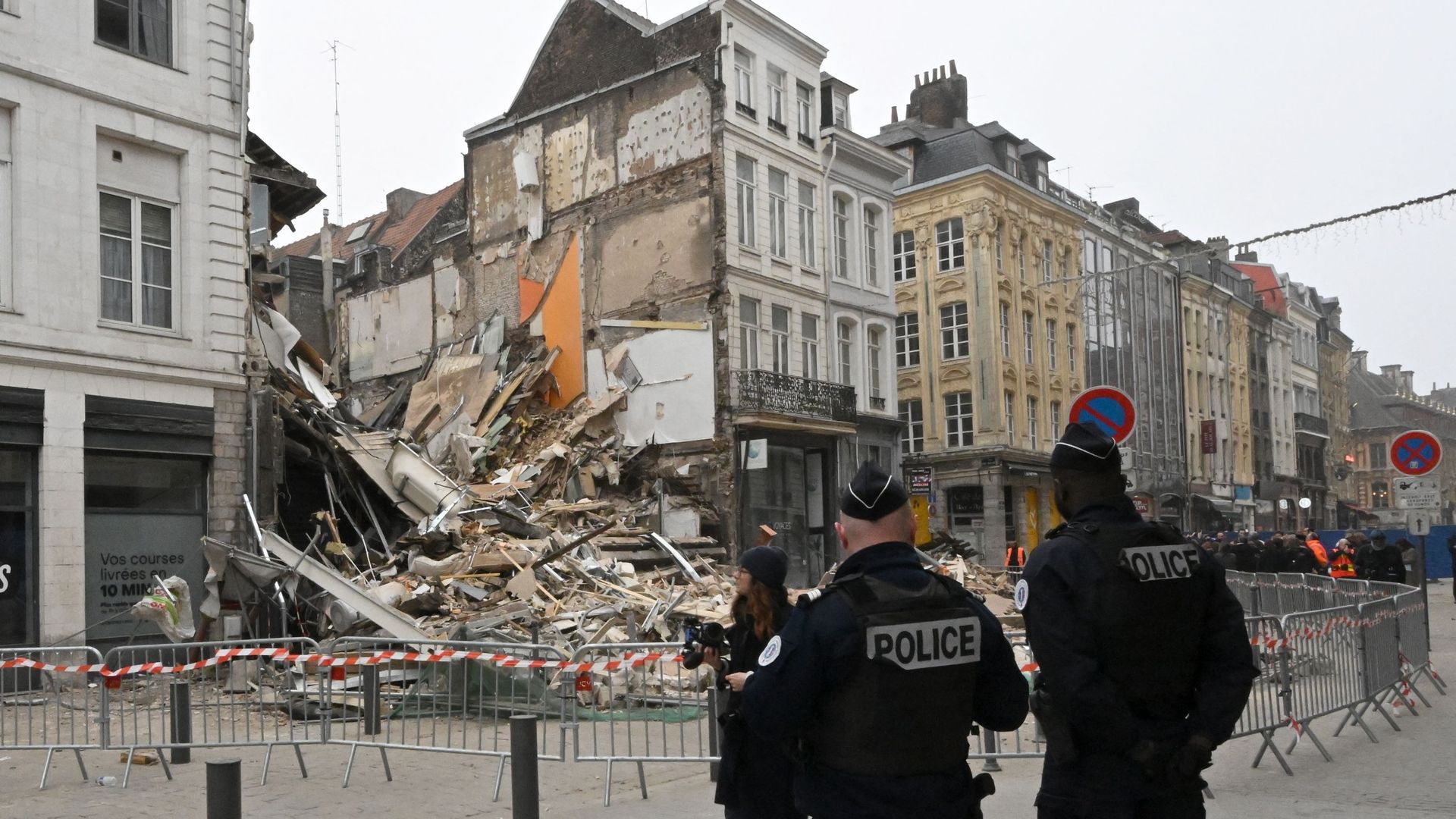 Les décombres de deux bâtiments effondrés dans le centre de Lille, le 14 novembre 2022.