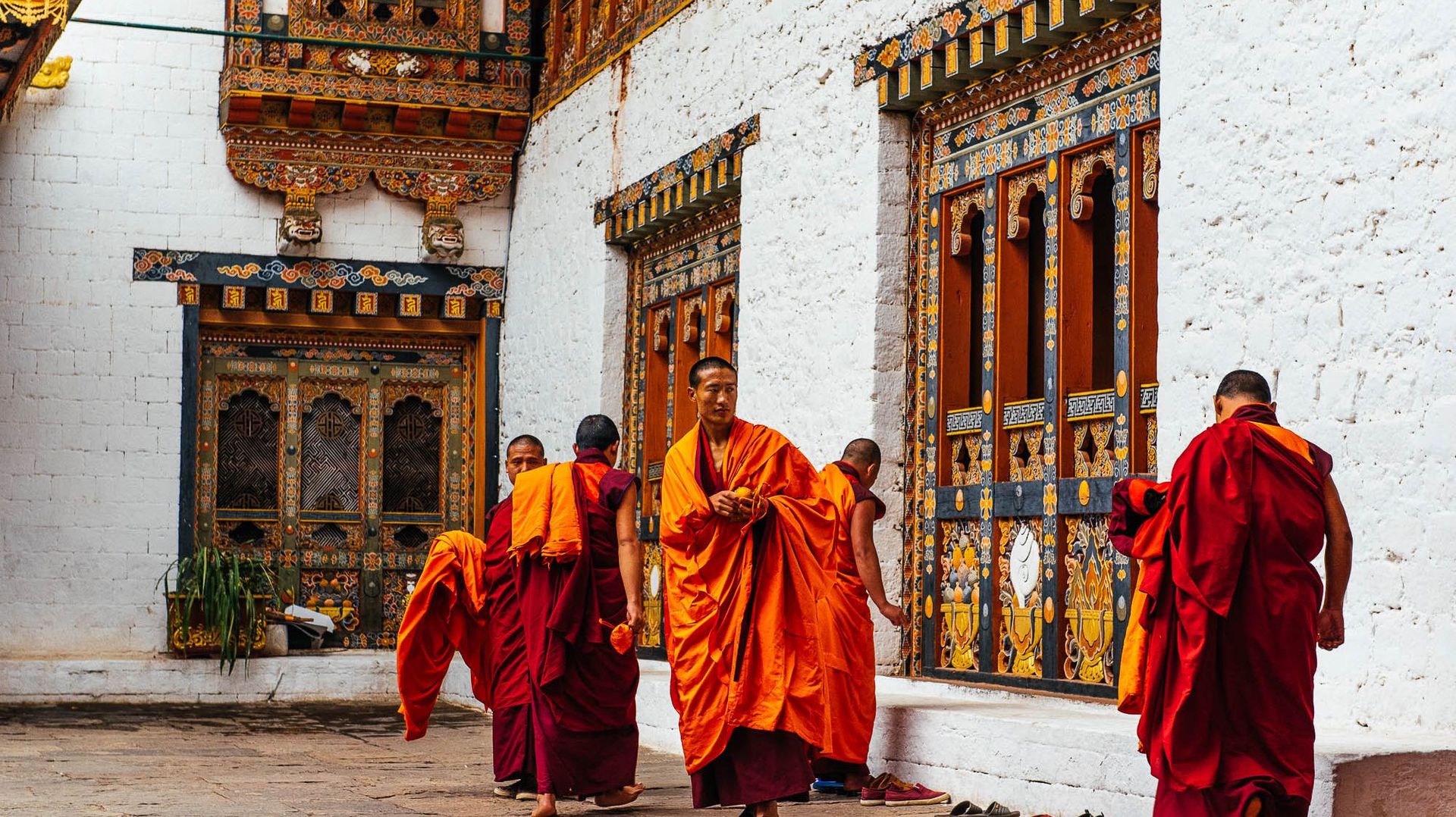 Le Bhoutan, drapé dans sa culture traditionnelle, s'ouvre de plus en plus au monde et partage ses secrets du bonheur. 